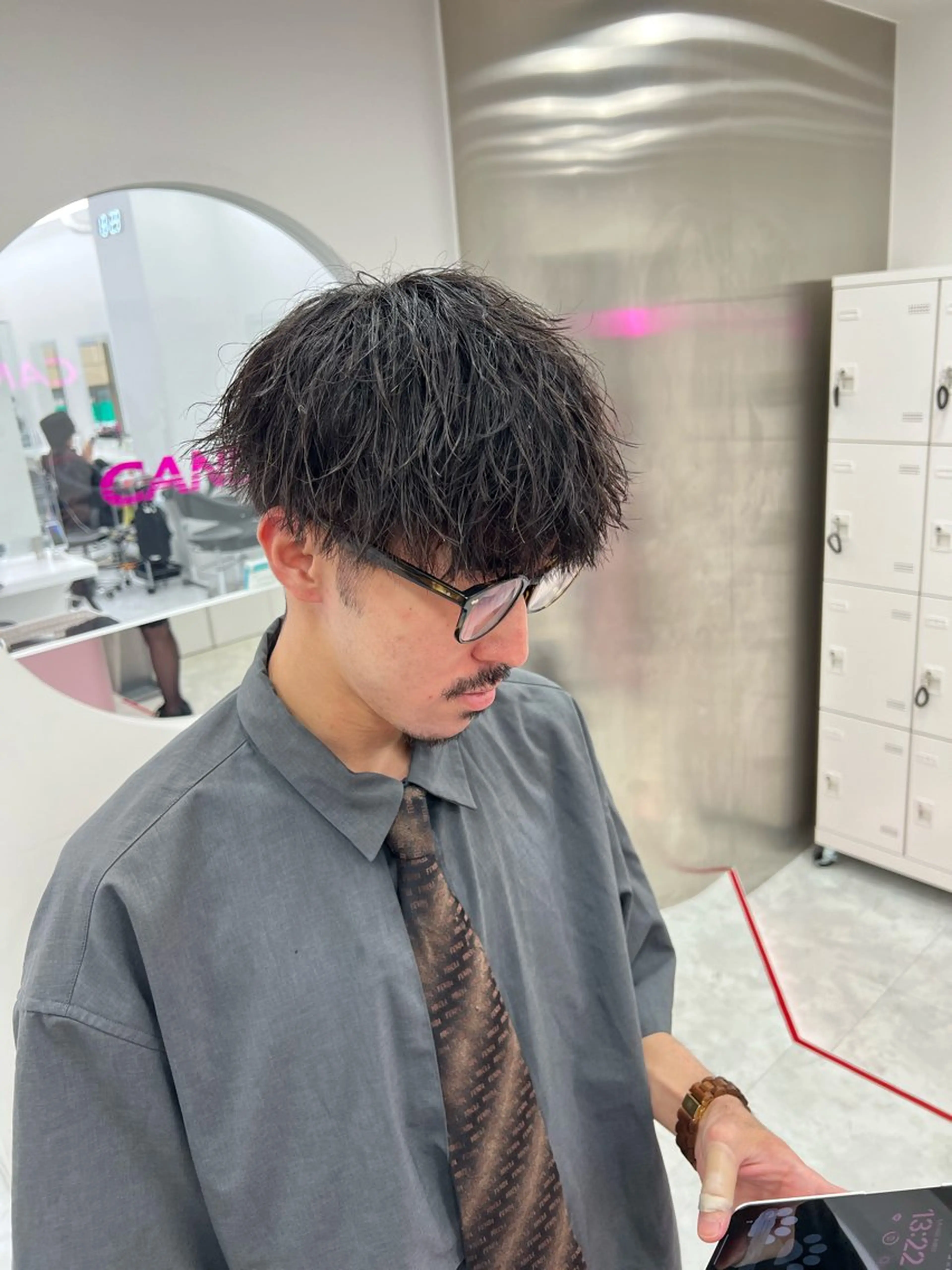 ミディアム パーマ メンズ ミディアムパーマ センターパート メンズ韓国風 韓国マッシュ マッシュウルフ メンズパーマ特化 TAIGAのヘアスタイル