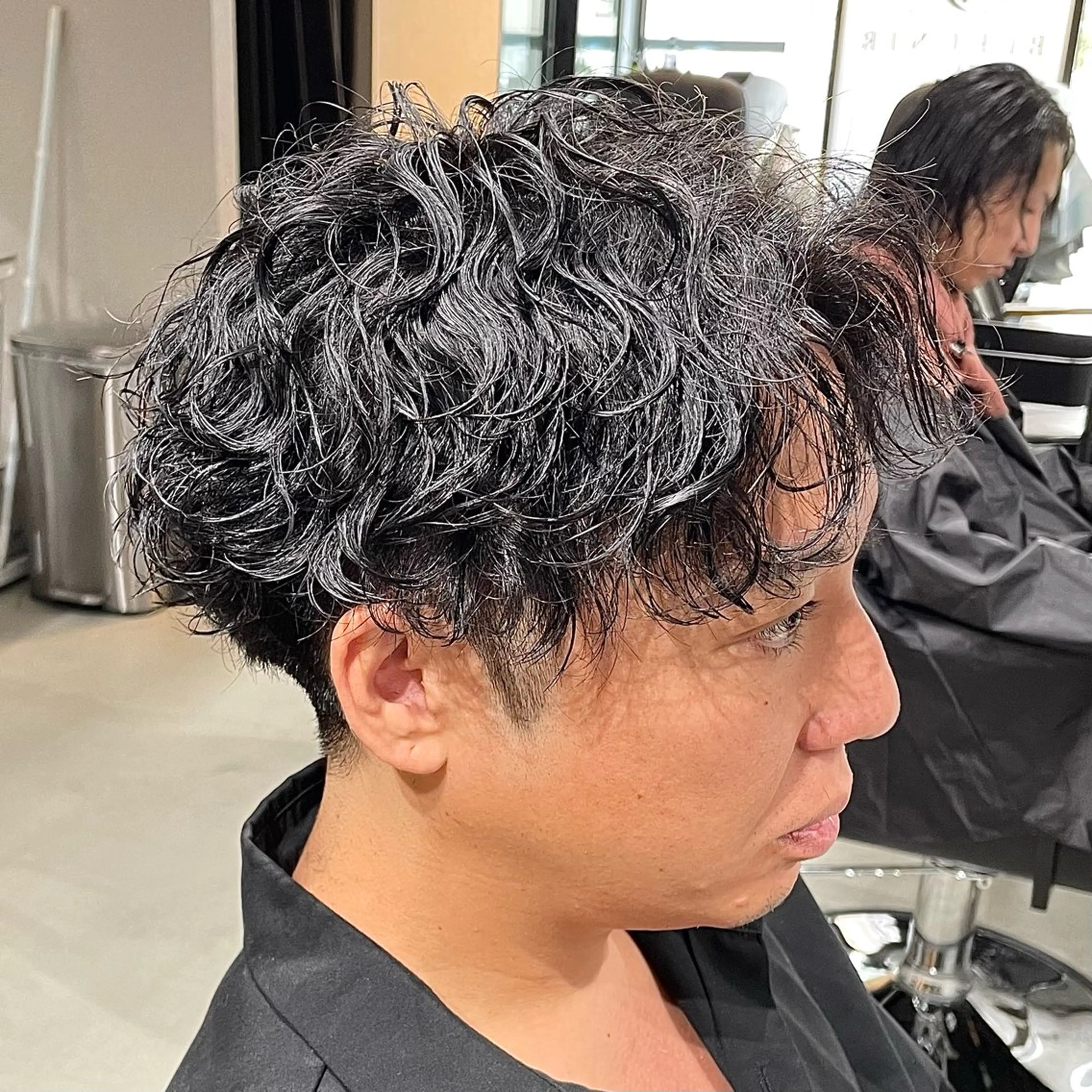 ショート パーマ メンズ センターパート メンズパーマ スパイキーショート 刈り上げ 波巻きパーマ 中崎町メンズパーマ/ シャドウ/山下拓実のヘアスタイル