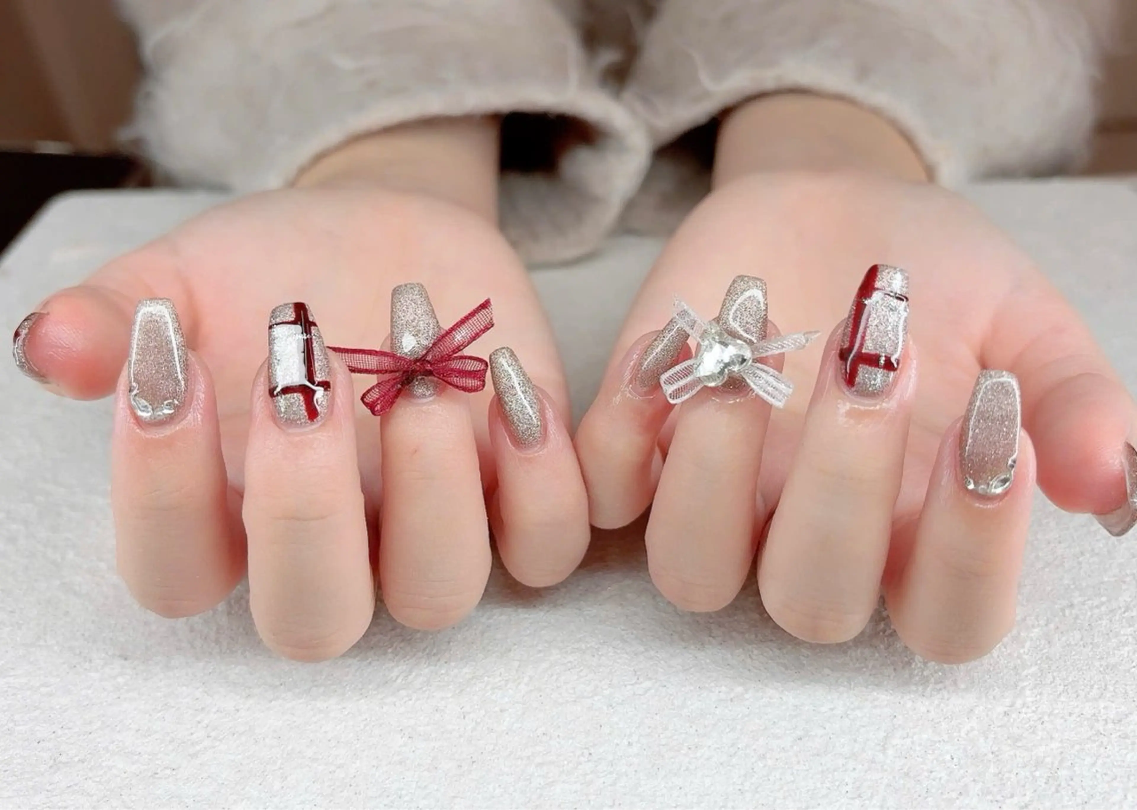 ネイル キラキラネイル ラメ(グリッター) 赤色 リボン シルバー Kaori Nailのネイルデザイン