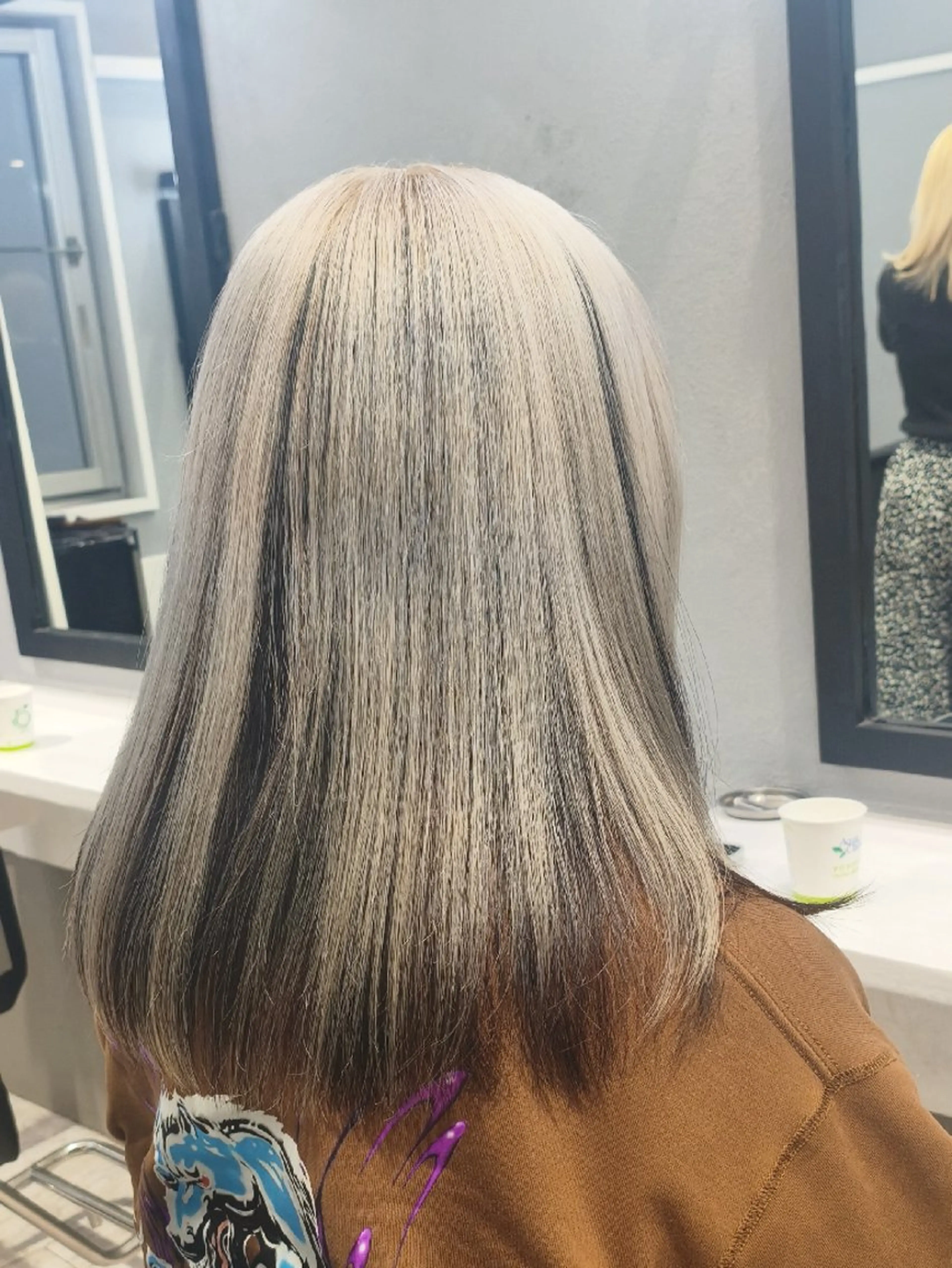 セミロング カラー ブリーチ 卒業式のヘアスタイル たつや/ハイトーン/ バレイヤージュ/寒色のヘアスタイル