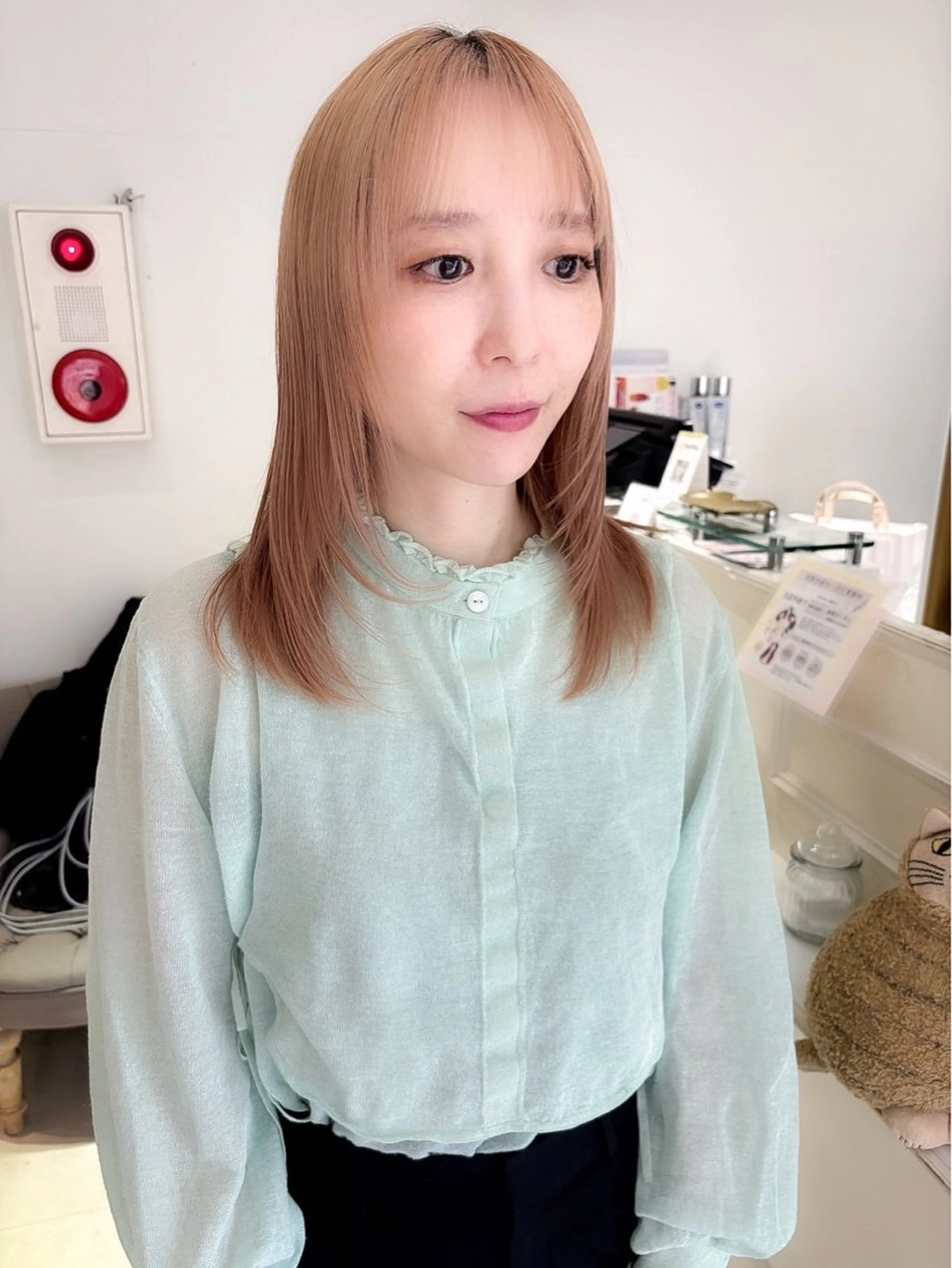 ミディアム 菅沼 紀世／顔周りレイヤーのヘアスタイル