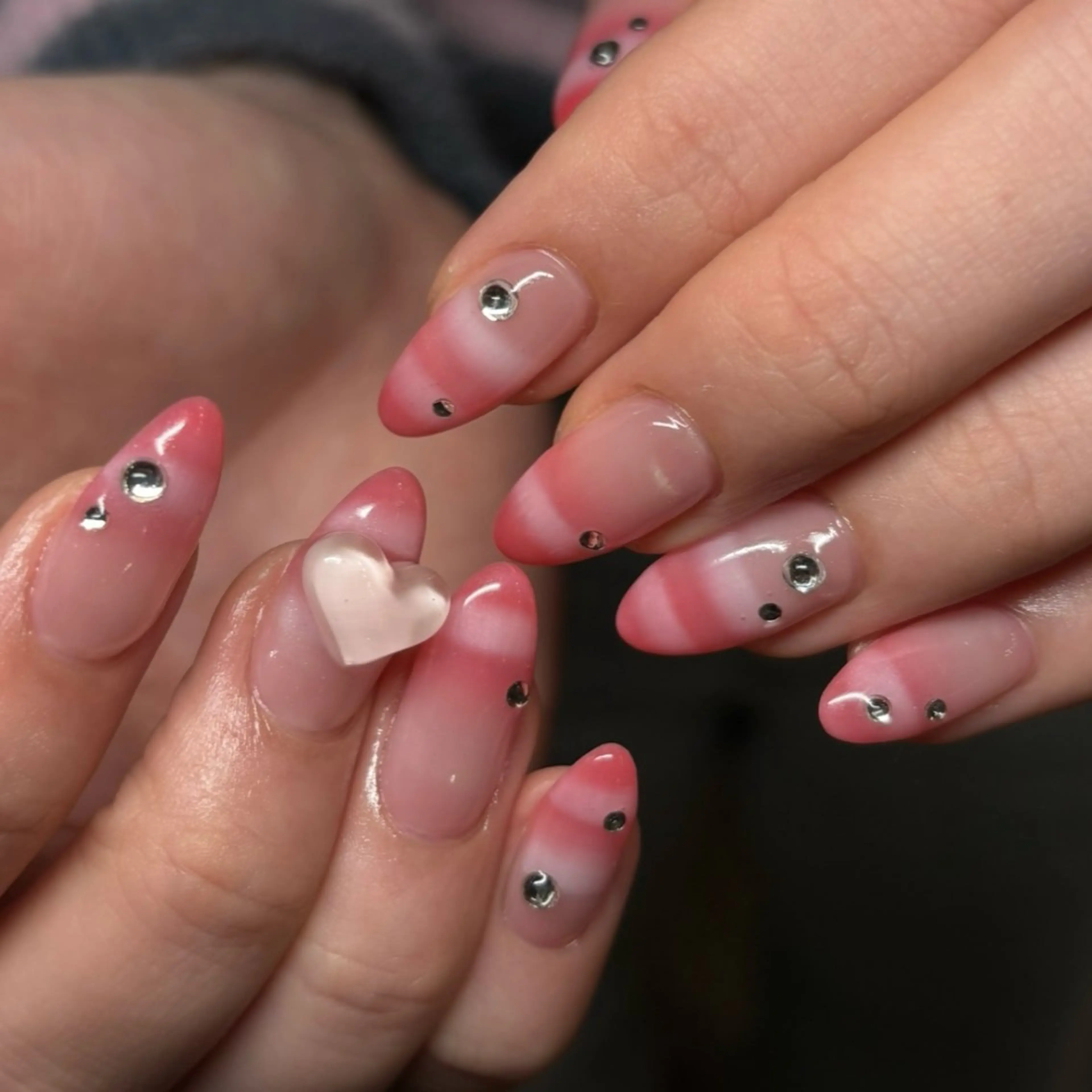 ネイル アートネイル ボーダー 成人式 ピンク ホワイト 🦋hana / nail / AOのネイルデザイン