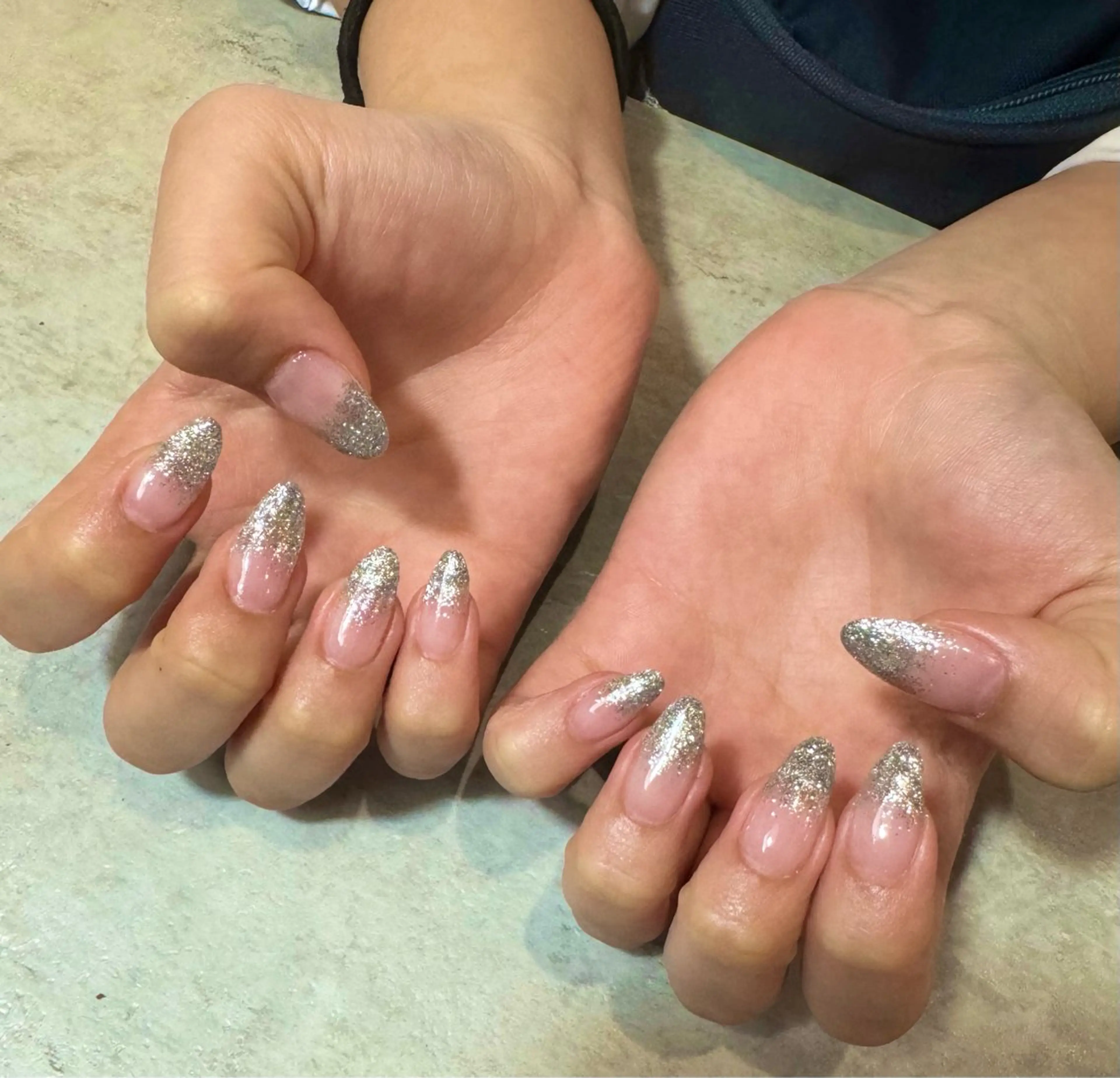 ネイル 長さ出し ラメ(グリッター) ラメグラデーション Mahiru ➰🎀🤍のネイルデザイン