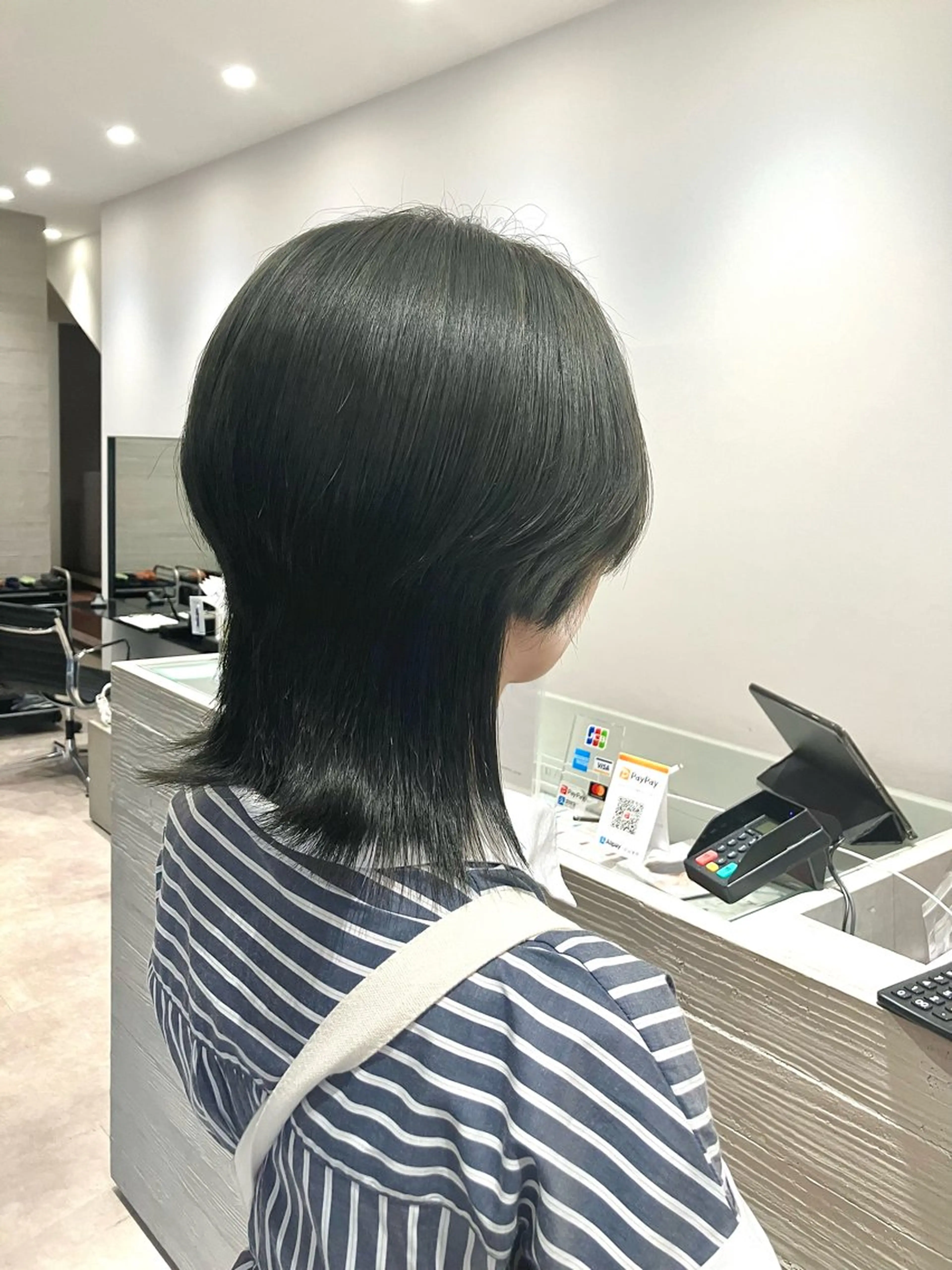 ミディアム カラー ブリーチ グレージュ オリーブグレージュ オリーブグレー サキ🤍ハイトーン 🩰くびれ巻きヘアのヘアスタイル