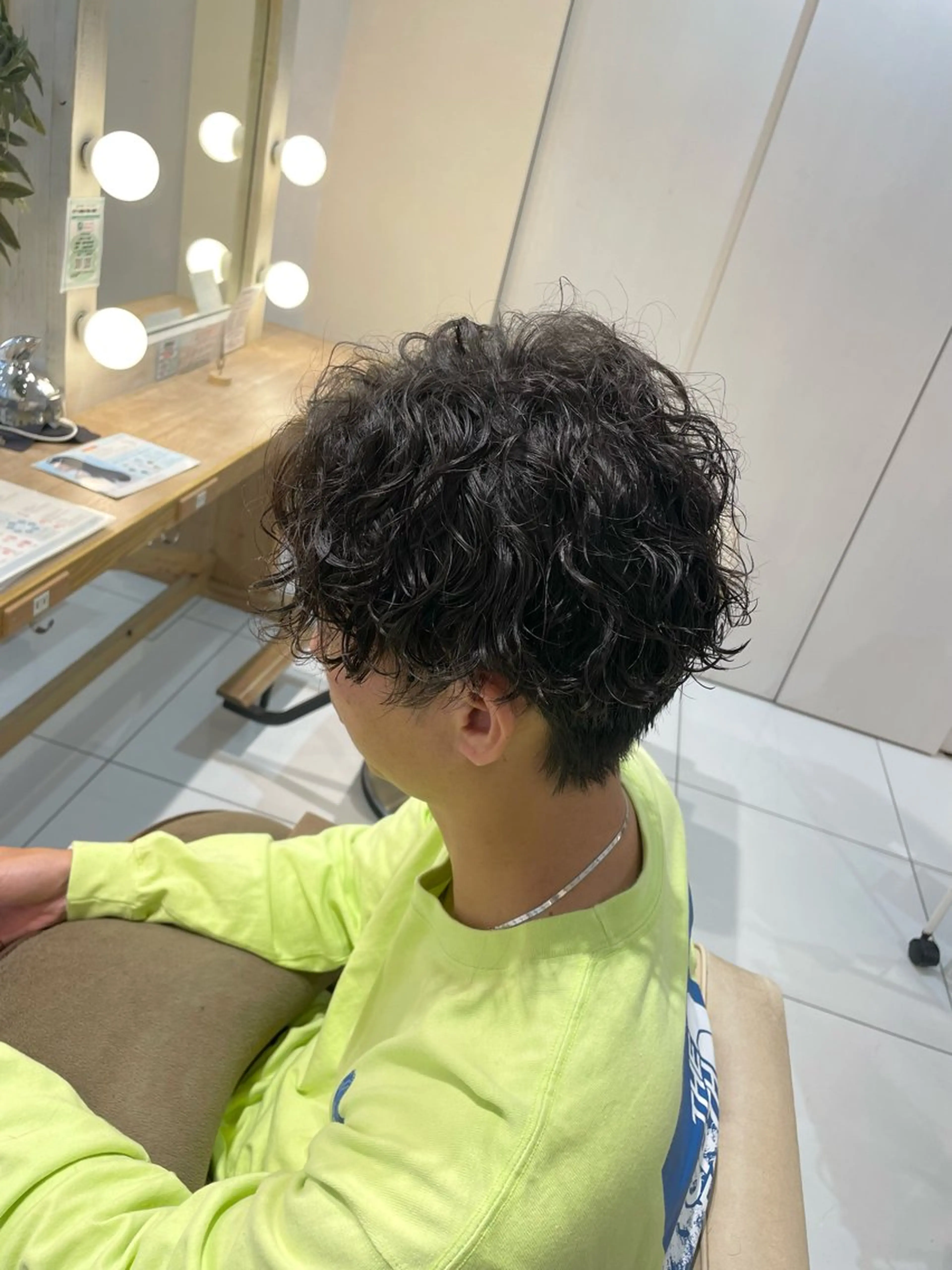 ミディアム パーマ メンズ ミディアムパーマ メンズブリーチ メンズパーマ 波巻きパーマ くせ毛 本厚木|縮毛矯正/ 髪質改善/専門サロンのヘアスタイル