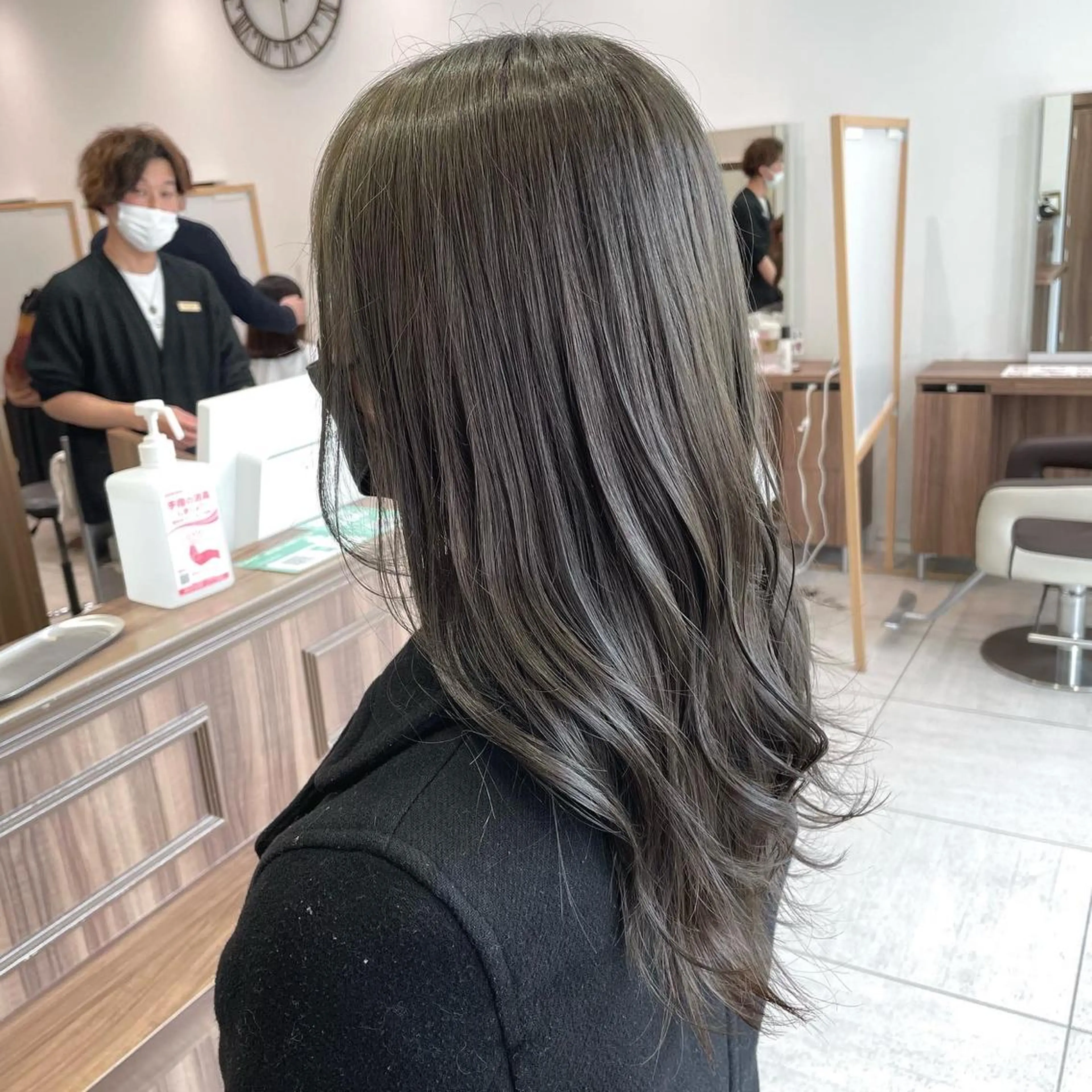 ロング カラー ブリーチ グレージュ ブリーチなしカラー ナカタケ ユウのヘアスタイル