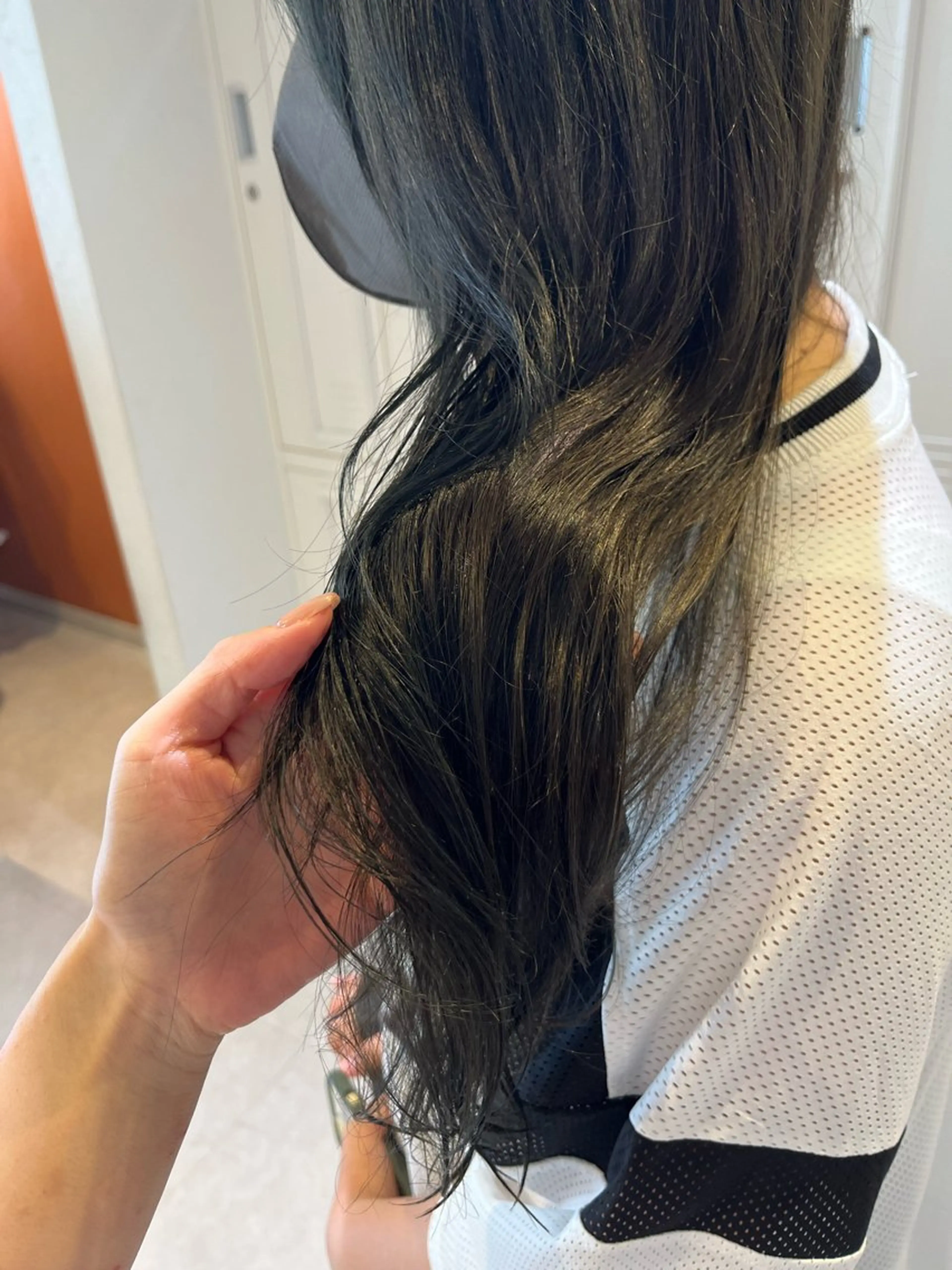 ロング ヘアカラー 梛木 唯のヘアスタイル