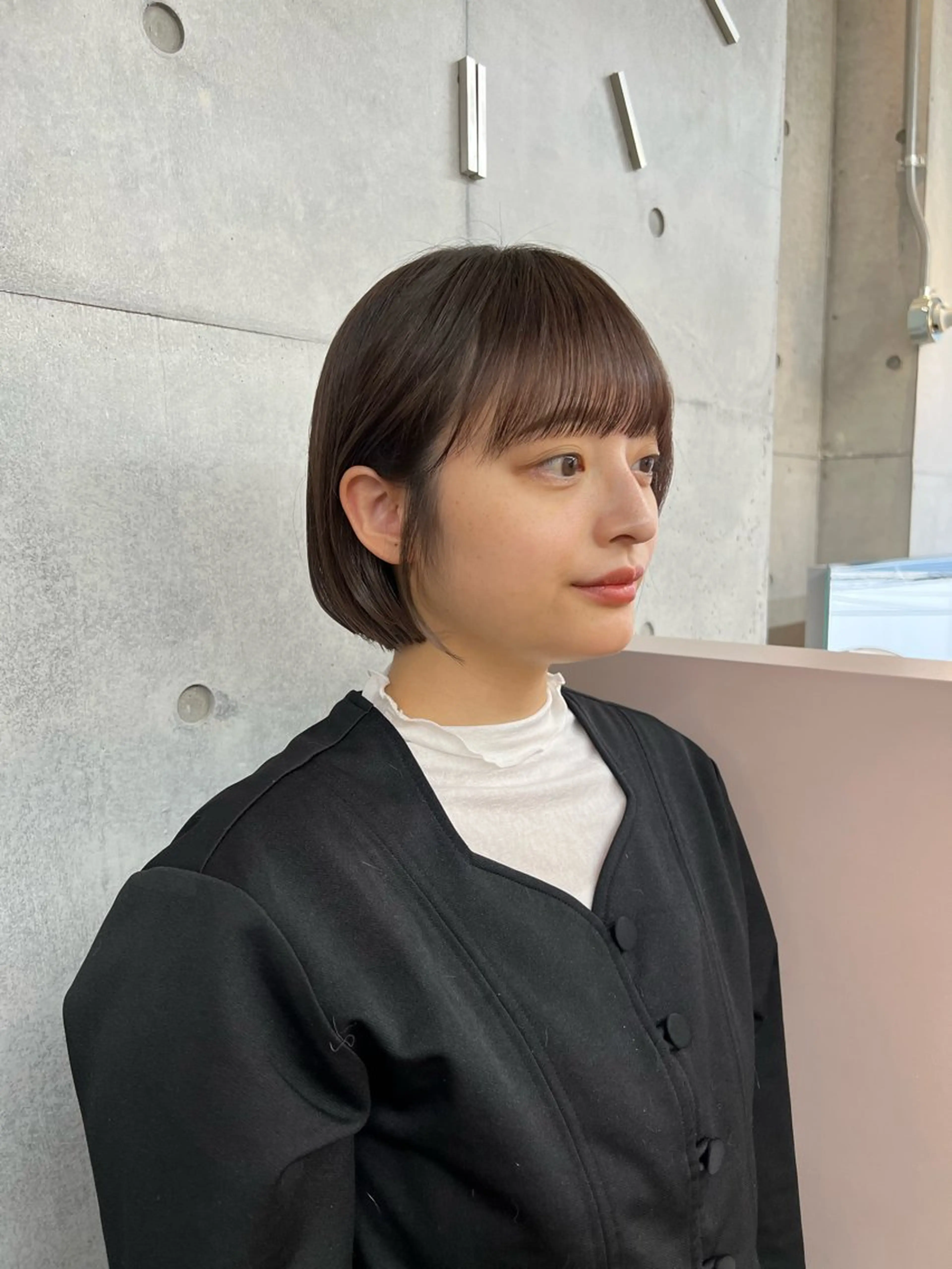 ミディアム カット ヘアカラー カコ/レイヤーカット ヘアアレンジのヘアスタイル