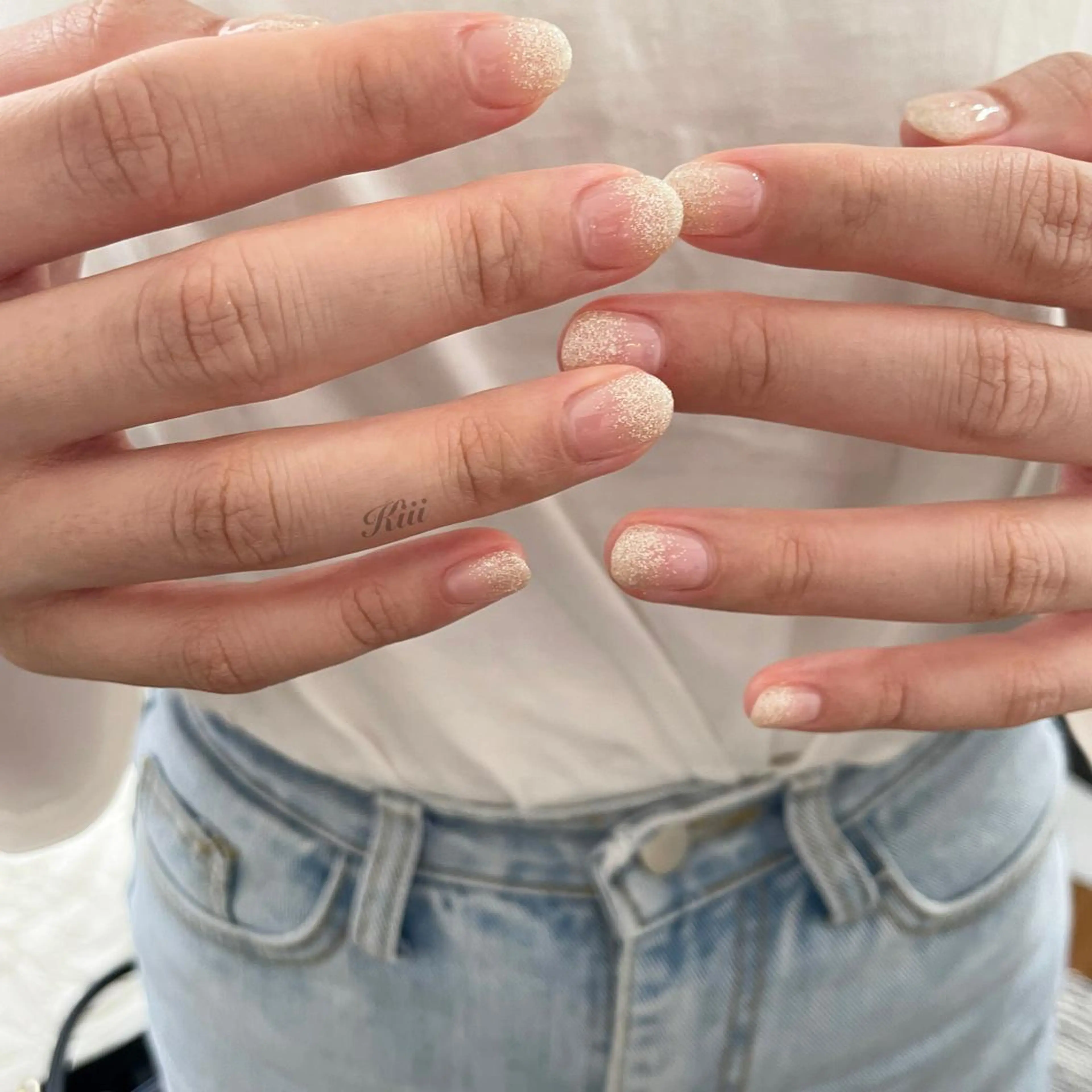 ネイル ホワイト ハンドネイル フットネイル kiii.__ ✴︎*のネイルデザイン