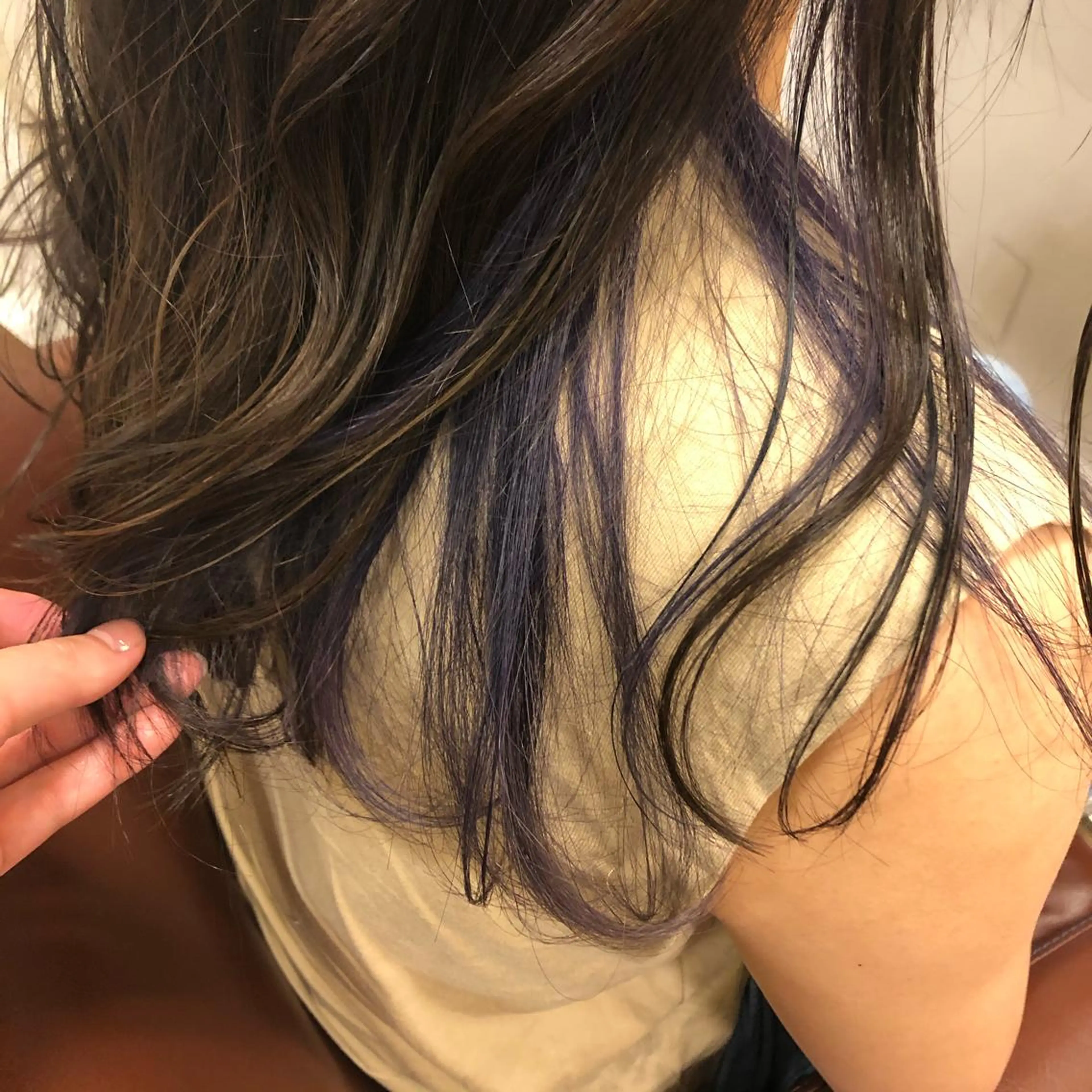 セミロング カラー パープルカラー カット ヘアカラー 西村 有紗のヘアスタイル