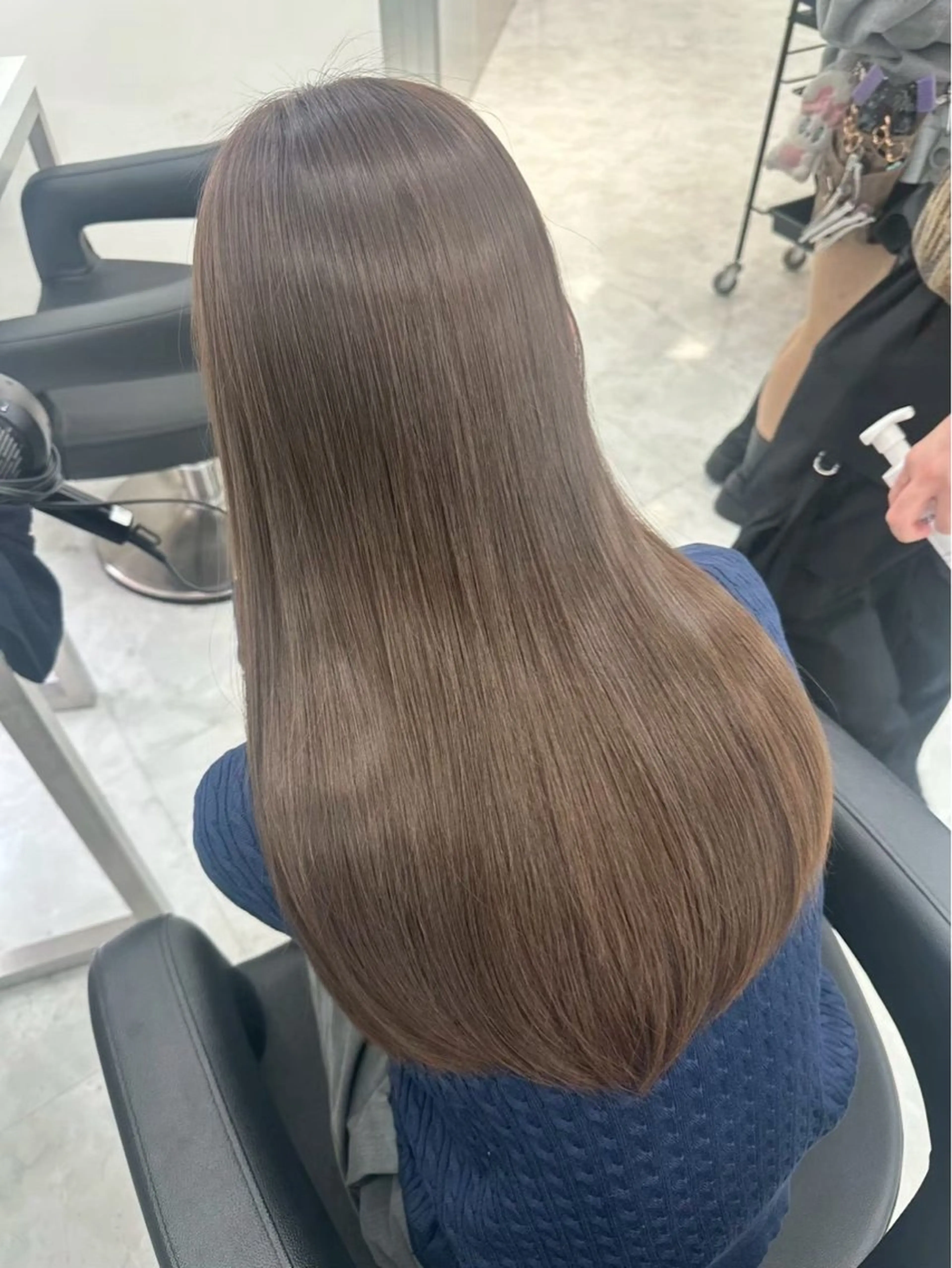 ロング カラー ワンホンカラー chino🤍🤍のヘアスタイル