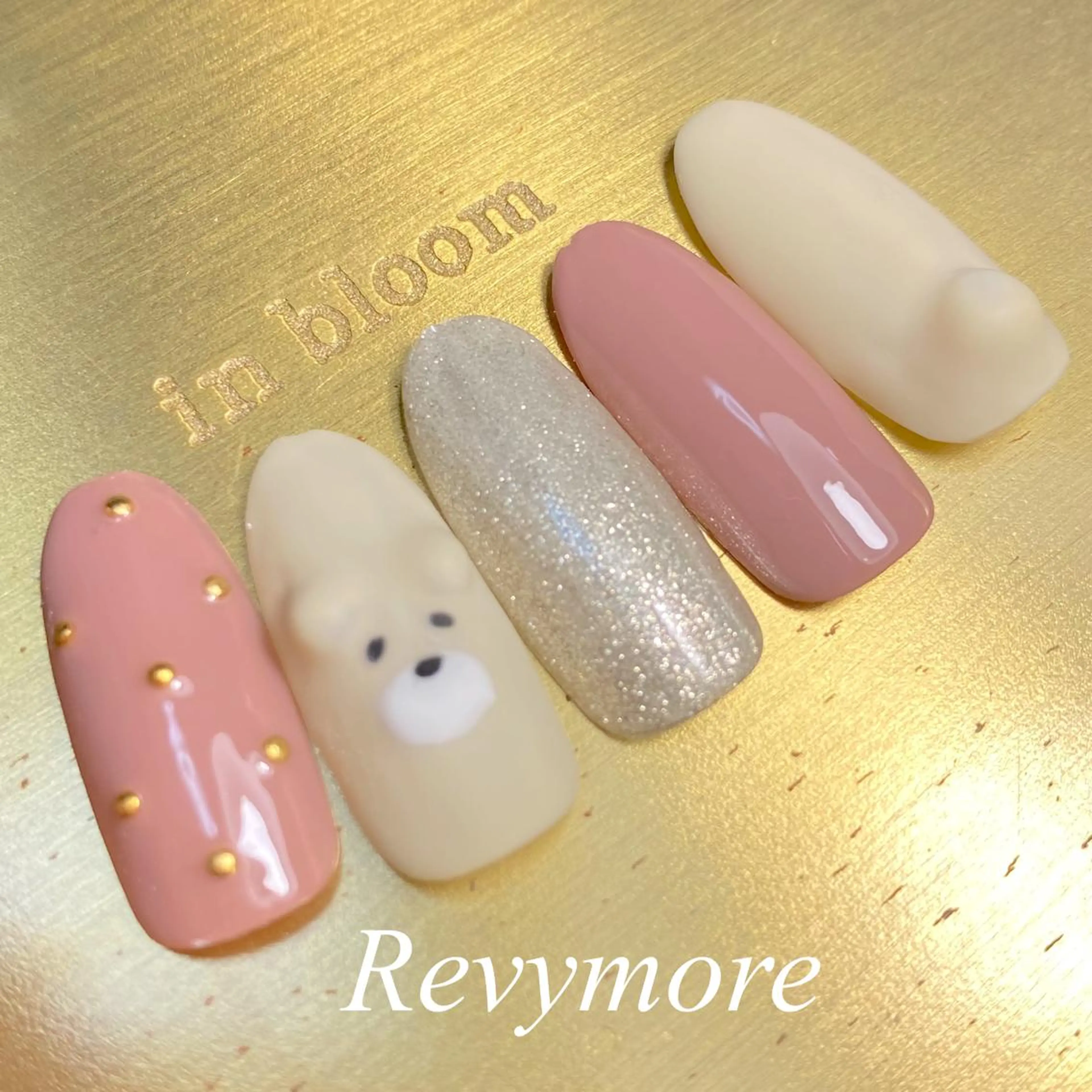 ミディアム ネイル クリスマス ジェルネイル ニュアンスネイル オフィスネイル シンプルネイル nail salon Revymoreのネイルデザイン