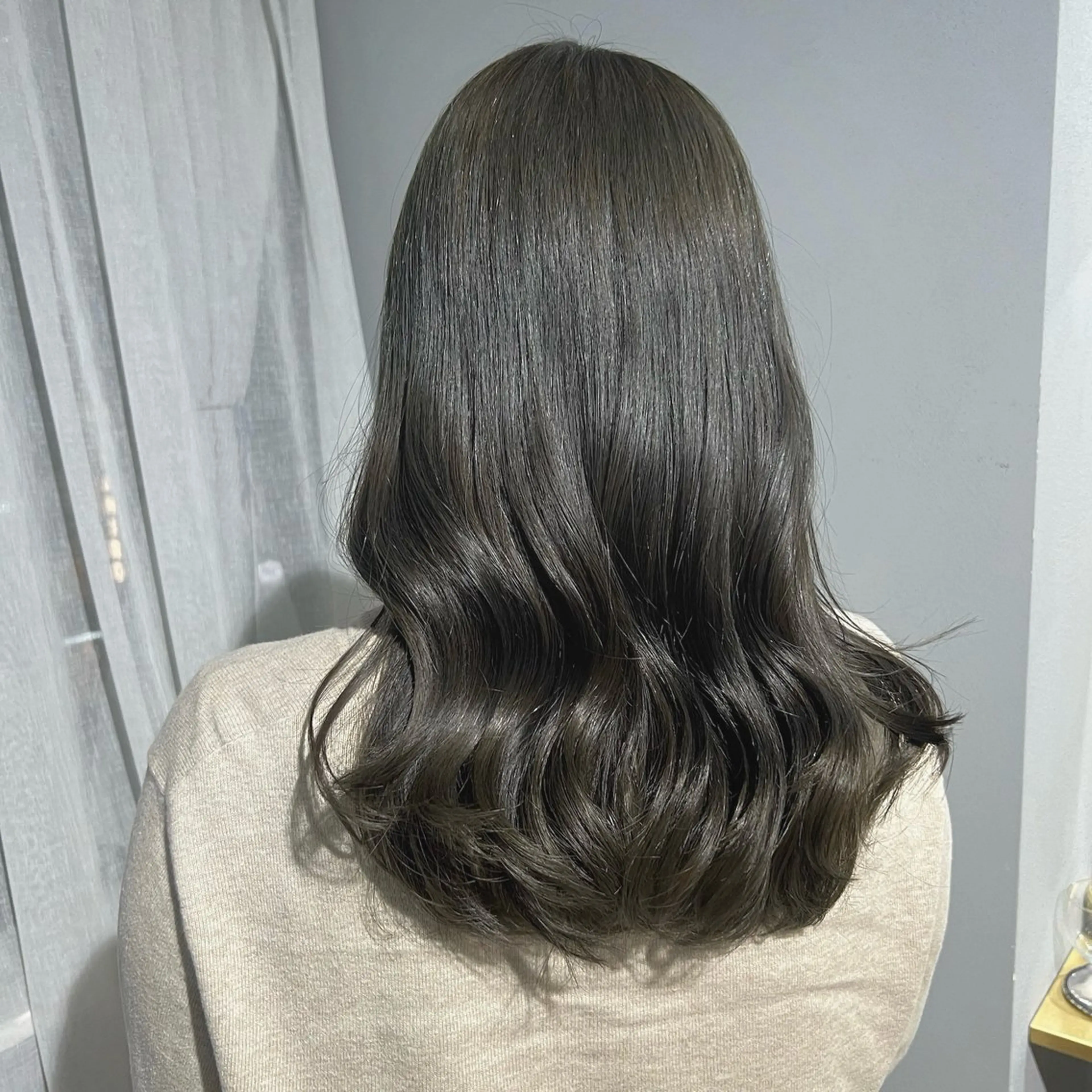 ロング カラー ブリーチ ダブルカラー グレージュ ブリーチなしカラー オリーブグレージュ カット ヘアカラー トリートメント akane/ボブ /オリーブベージュのヘアスタイル