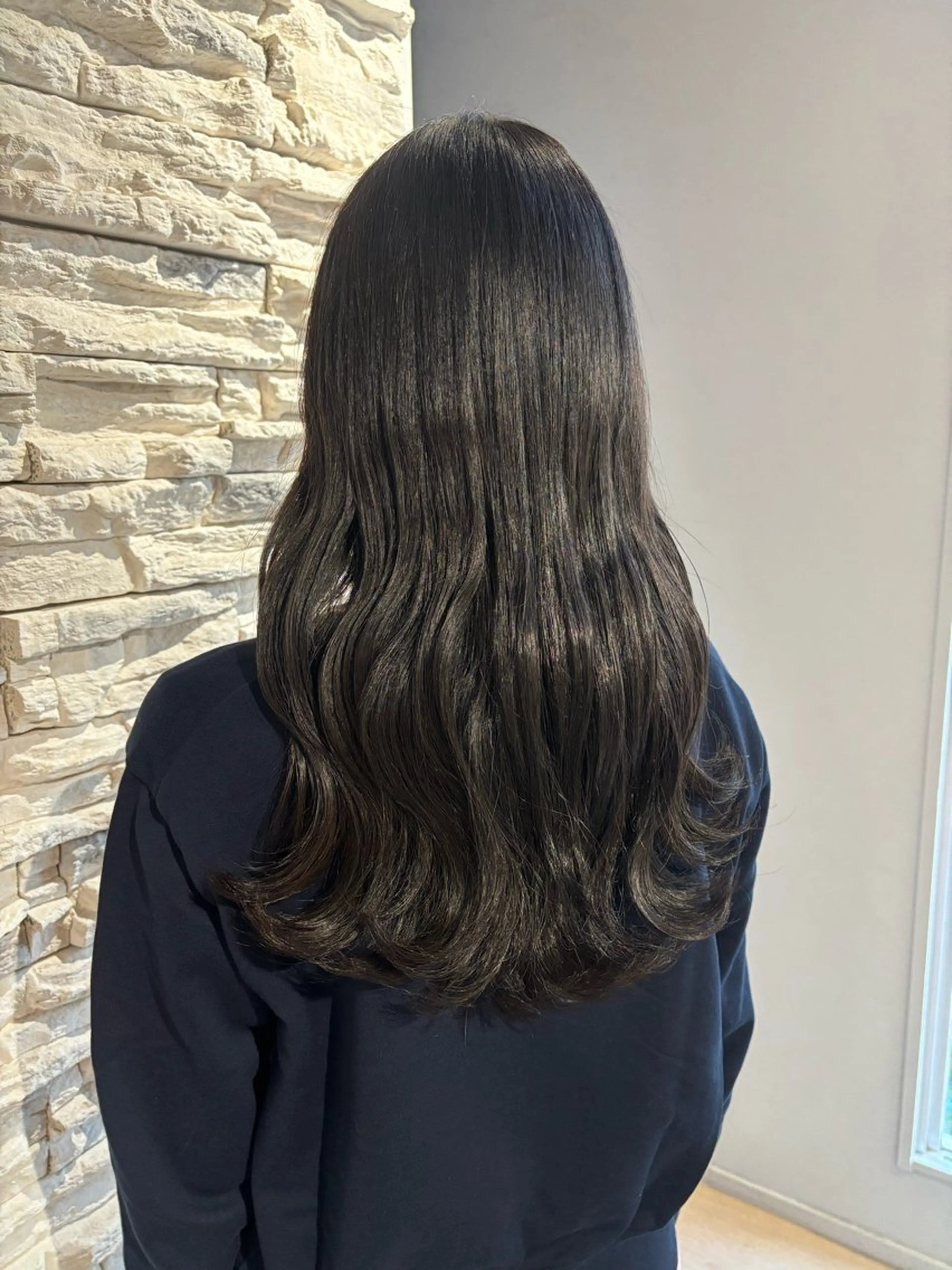 ロング カラー 黒髪 ブルーカラー ブルーブラック Maki /透明感カラーのヘアスタイル
