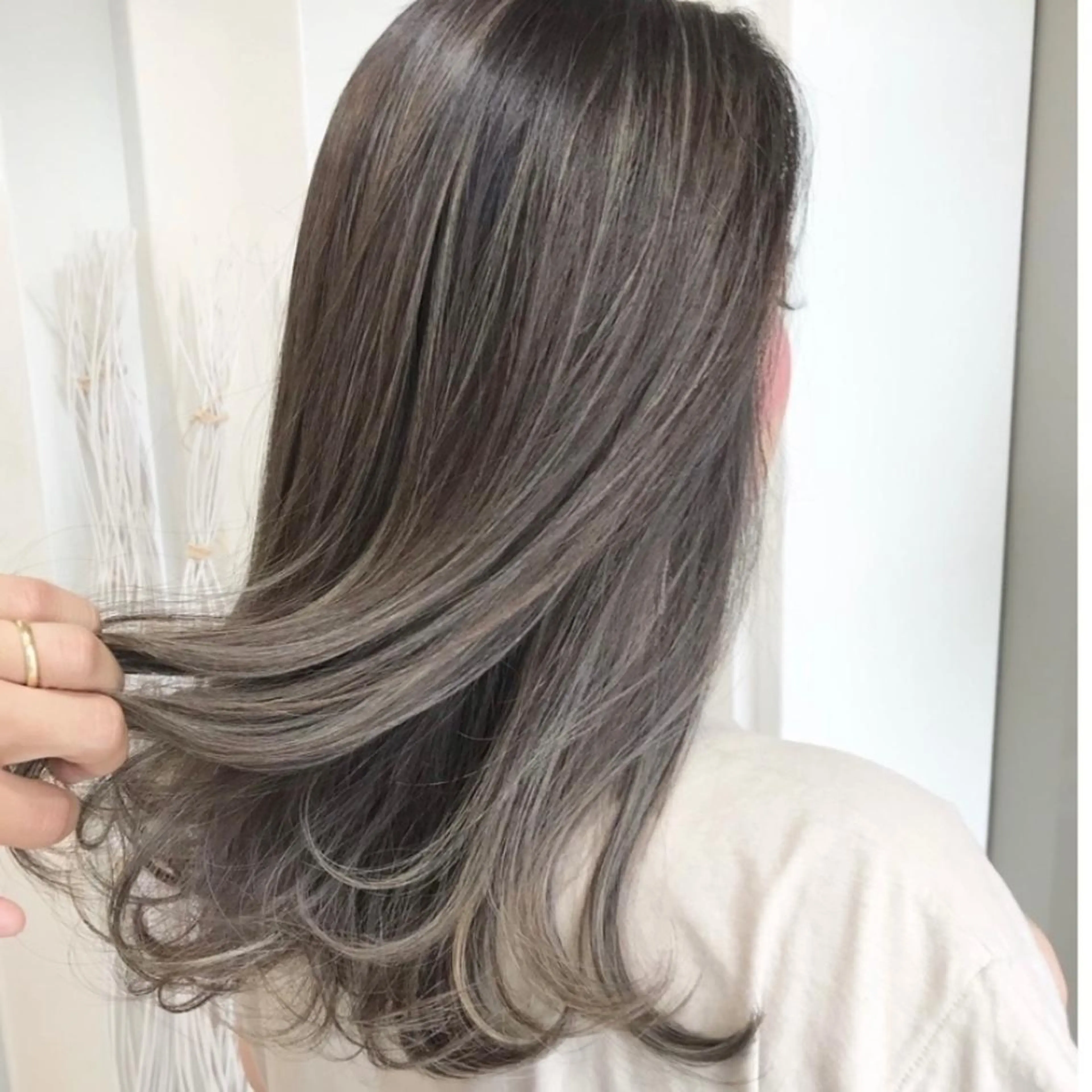 セミロング ハイライト 髪質改善 レイヤーカット トリートメント ヘアカラー 松井那津子 /ハイライトブリーチのヘアスタイル