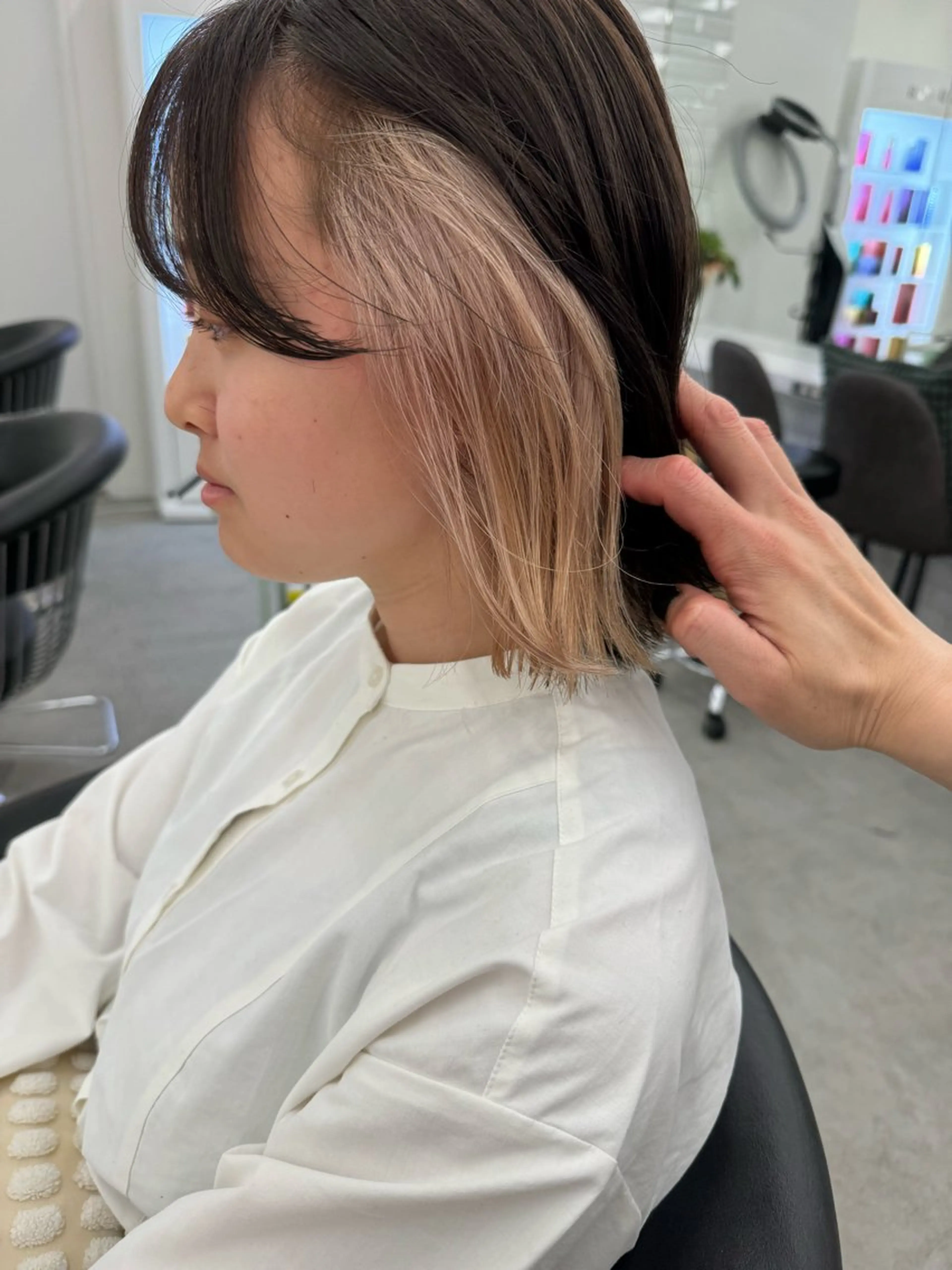 ミディアム カラー ベージュカラー ブリーチ ミルクティーベージュ ホワイトベージュ カット ヘアカラー トリートメント ブリーチ特化 梅田本多翔のヘアスタイル