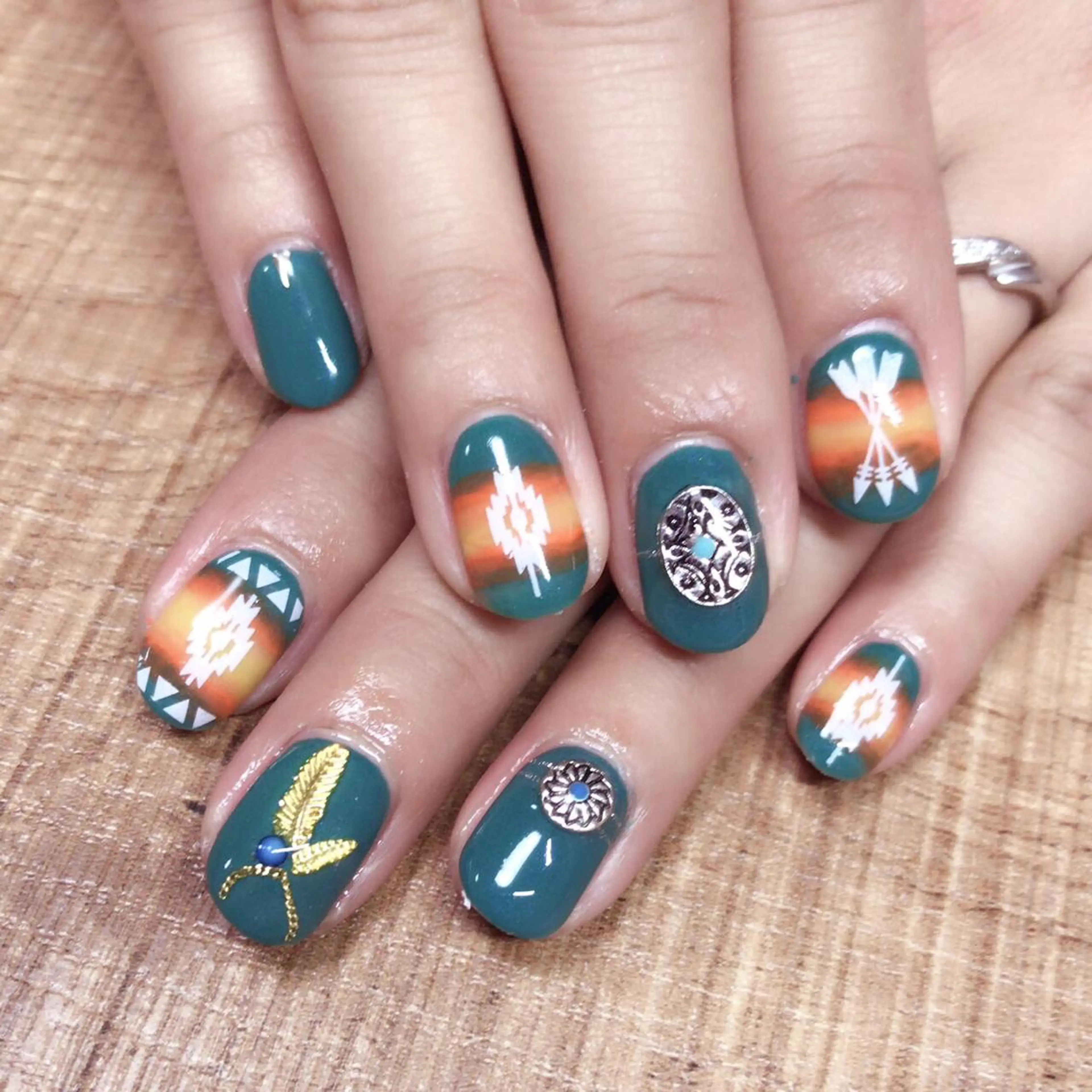 ネイル アートネイル グリーン 冬ネイル 安藤 Charlotteのネイルデザイン