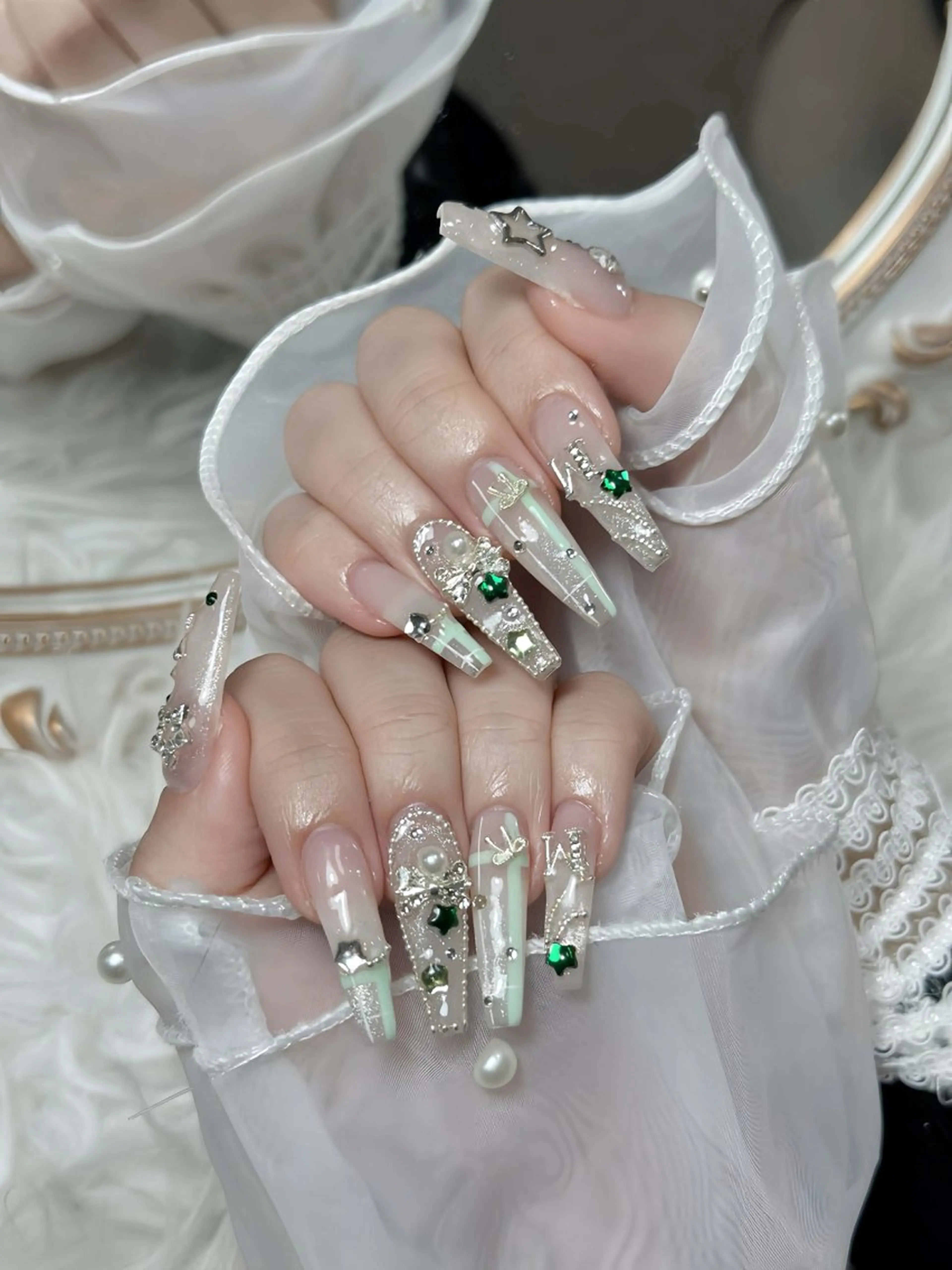 ネイル チークネイル ドット フレンチネイル グラデーション ハート ハンドネイル ハンドケア Eli Nails 新宿のネイルデザイン