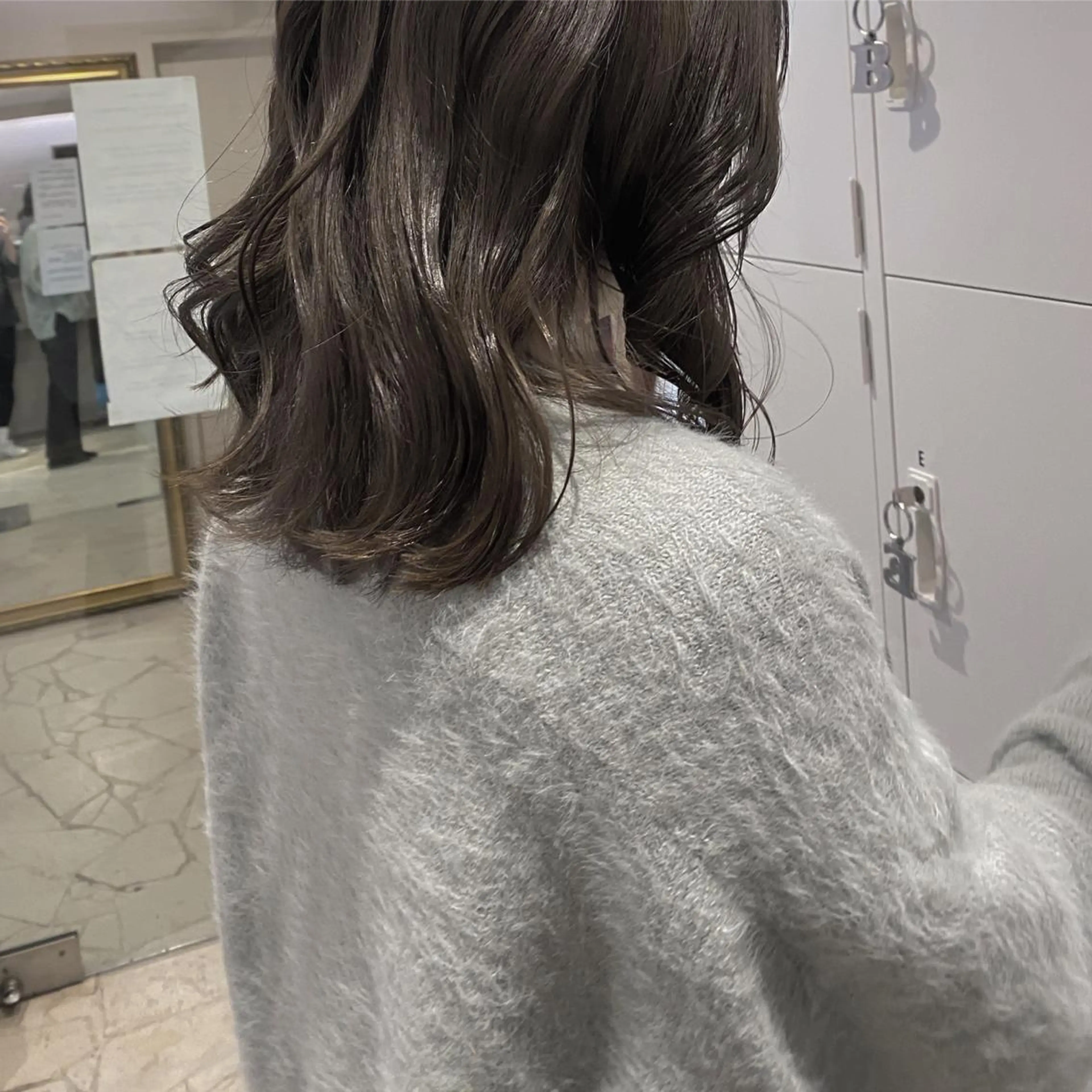 ミディアム カラー グレージュ カット 縮毛矯正 トリートメント ウルフカット 811 大阪梅田 ウルフのヘアスタイル