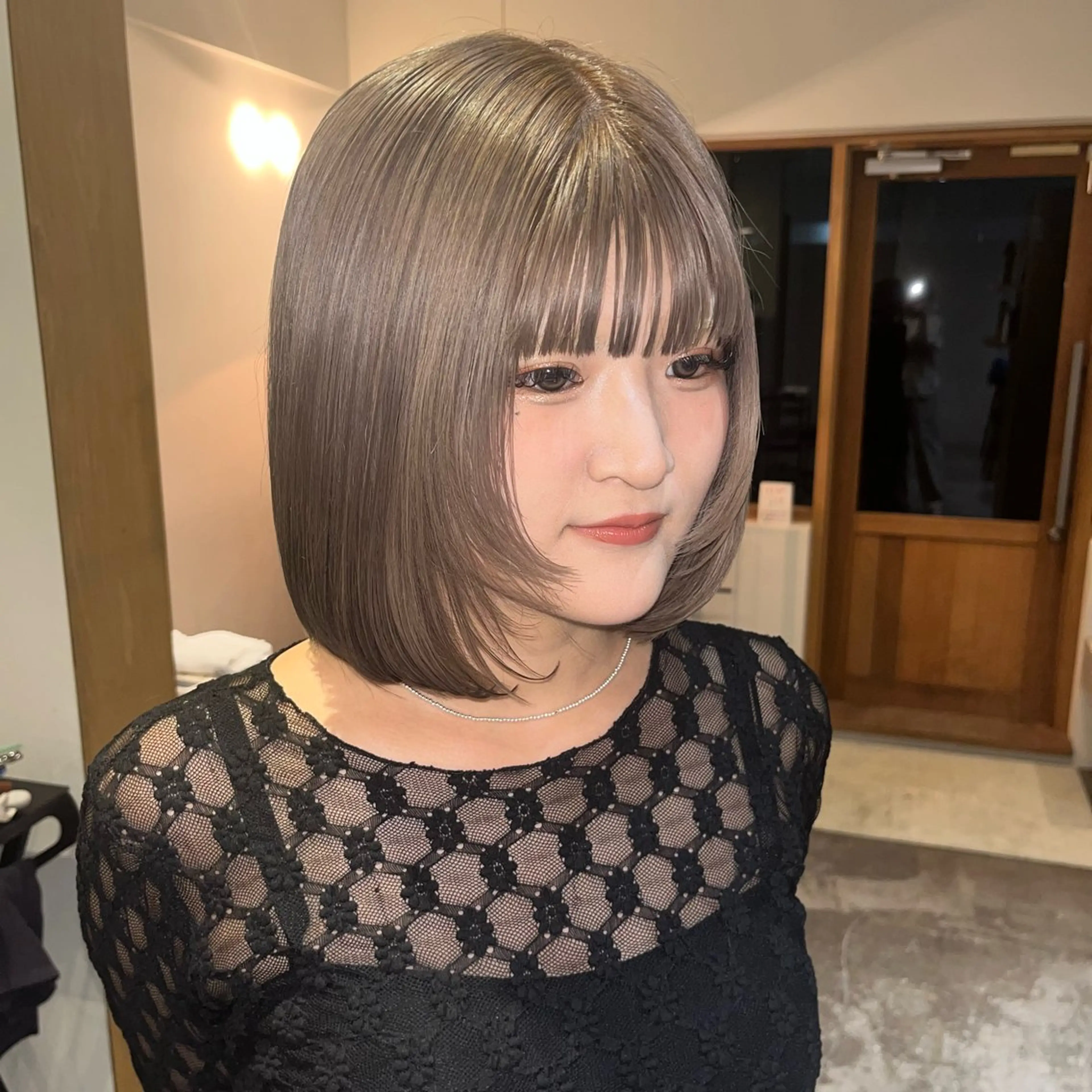 ミディアム 顔まわりレイヤー 顔周りカット レイヤーカット ヘアカラー Wカラー🐾 ハルナのヘアスタイル