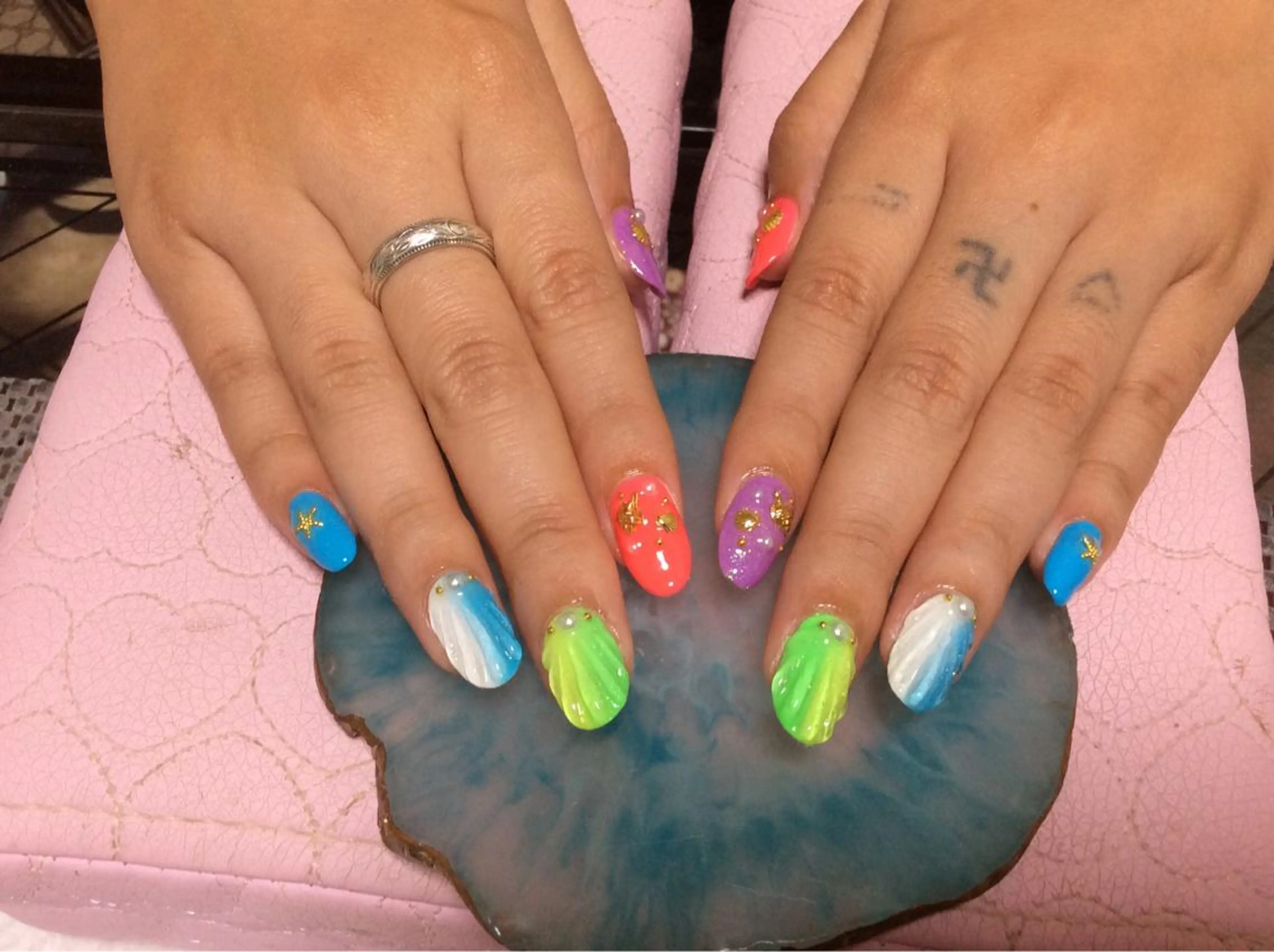 ネイル フラワー ムーンのネイルデザイン