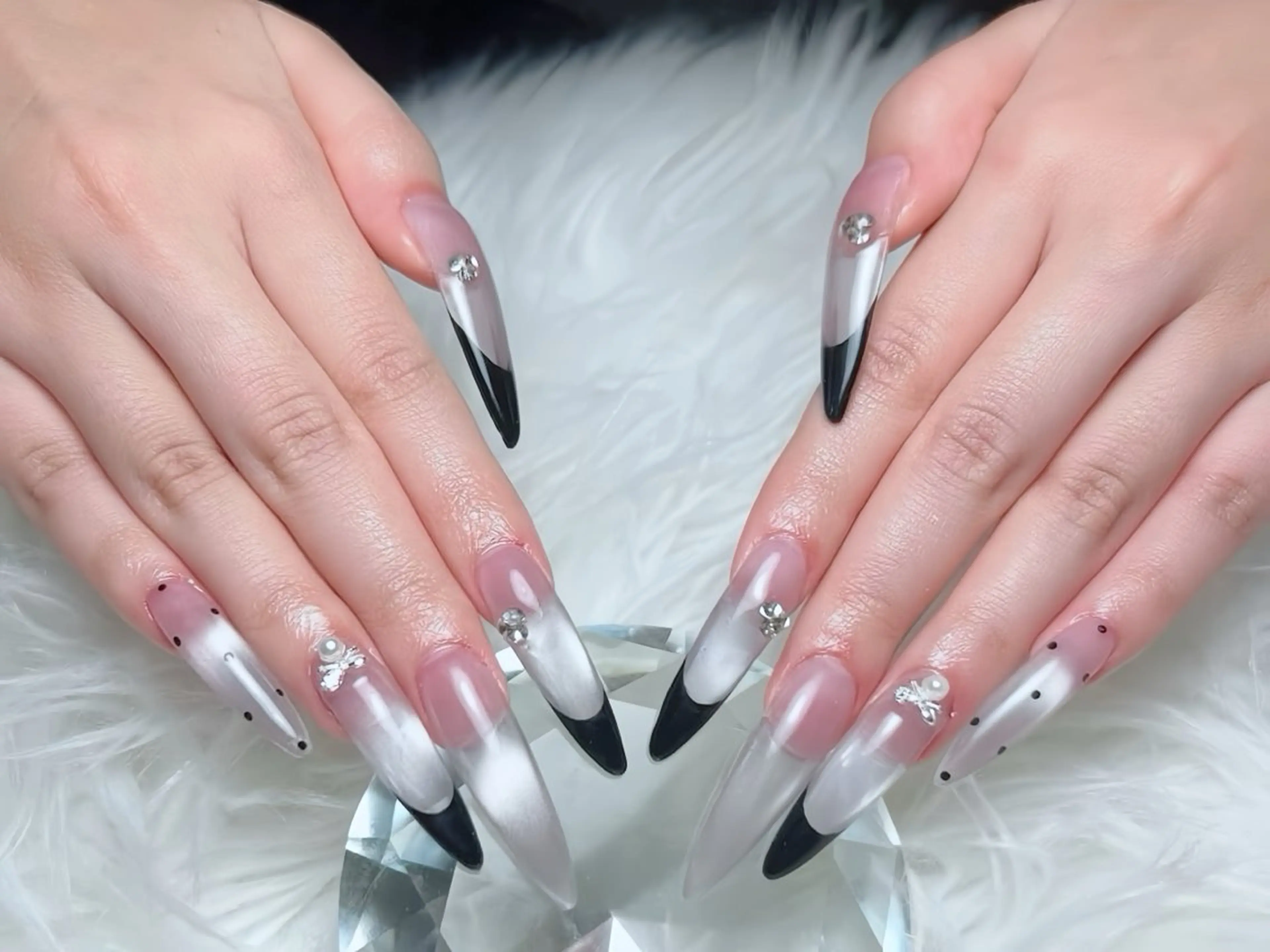 ネイル ボルドー フレンチネイル グラデーション キラキラネイル 韓国ネイル ハンドネイル Rin Nail 新大久保店のネイルデザイン