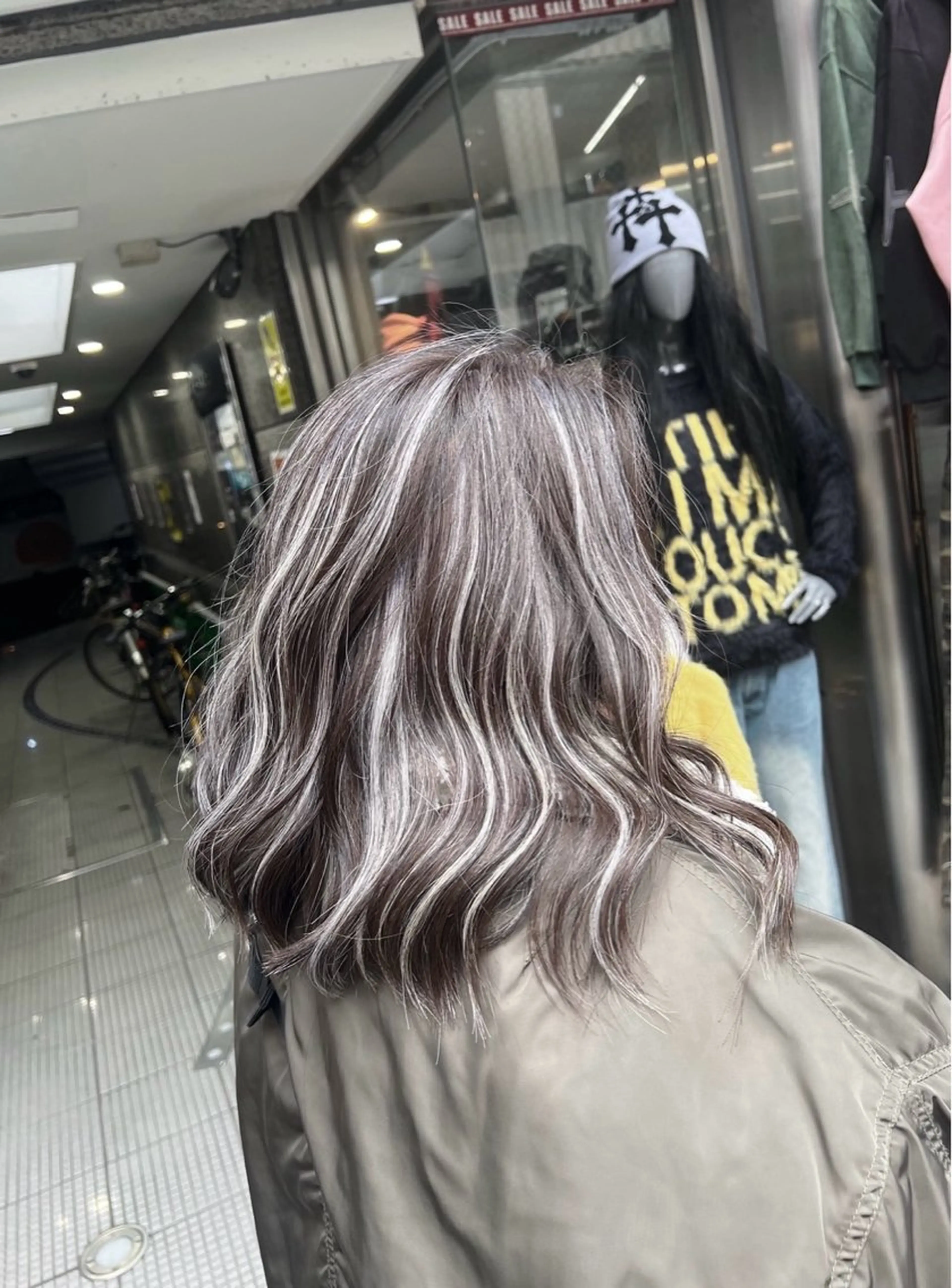 ミディアム カラー ダークグレー ダークグレージュ グレージュ ハイライトカラー ハイライト カット ヘアカラー トリートメント ROBIN所属・指名数No.1 /NAOYAのヘアスタイル