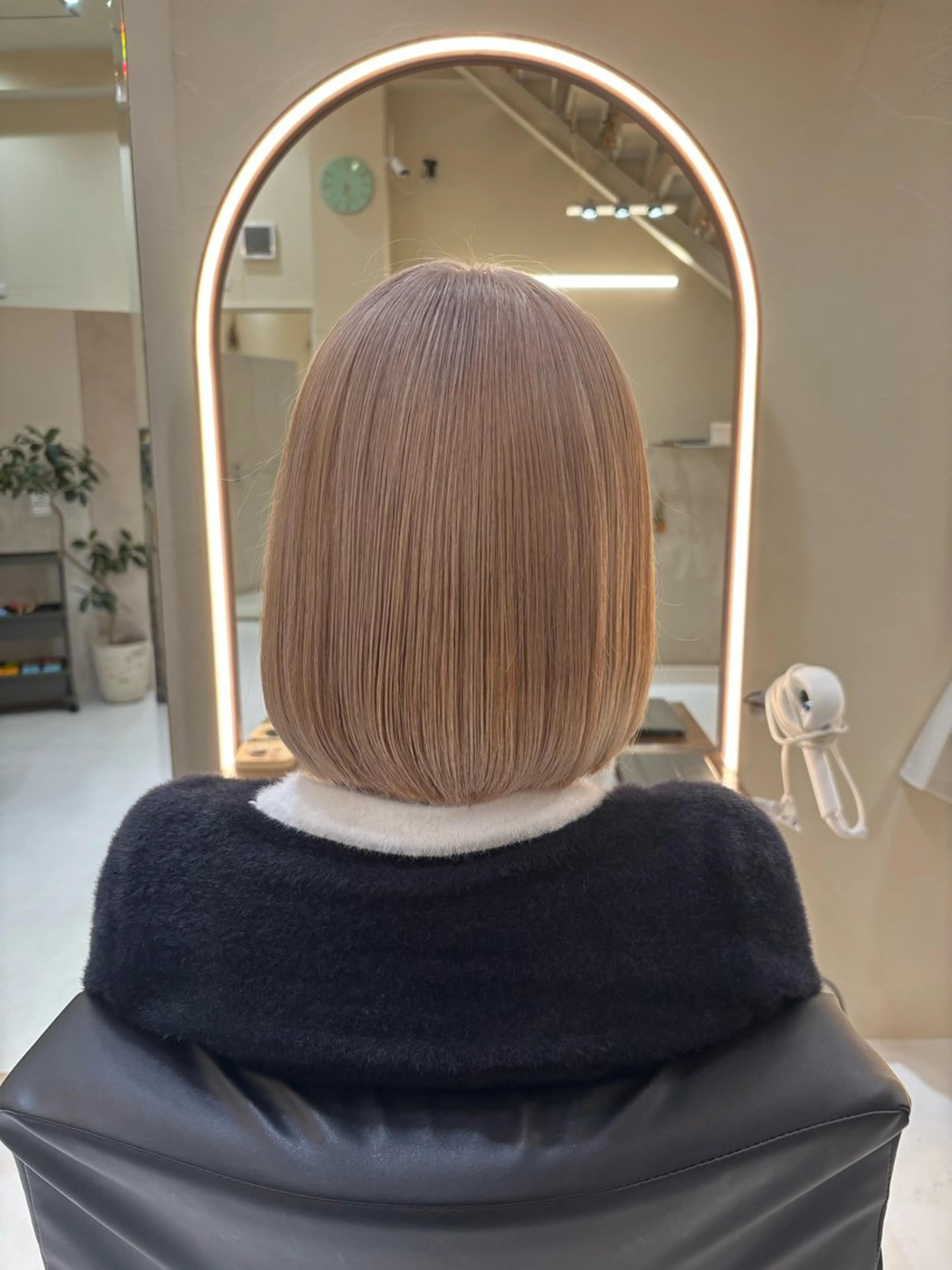 ショート カラー ベージュカラー ハイトーンカラー オレンジ ピンクカラー ホワイトベージュ ヘアカラー 丸山 比奈のヘアスタイル