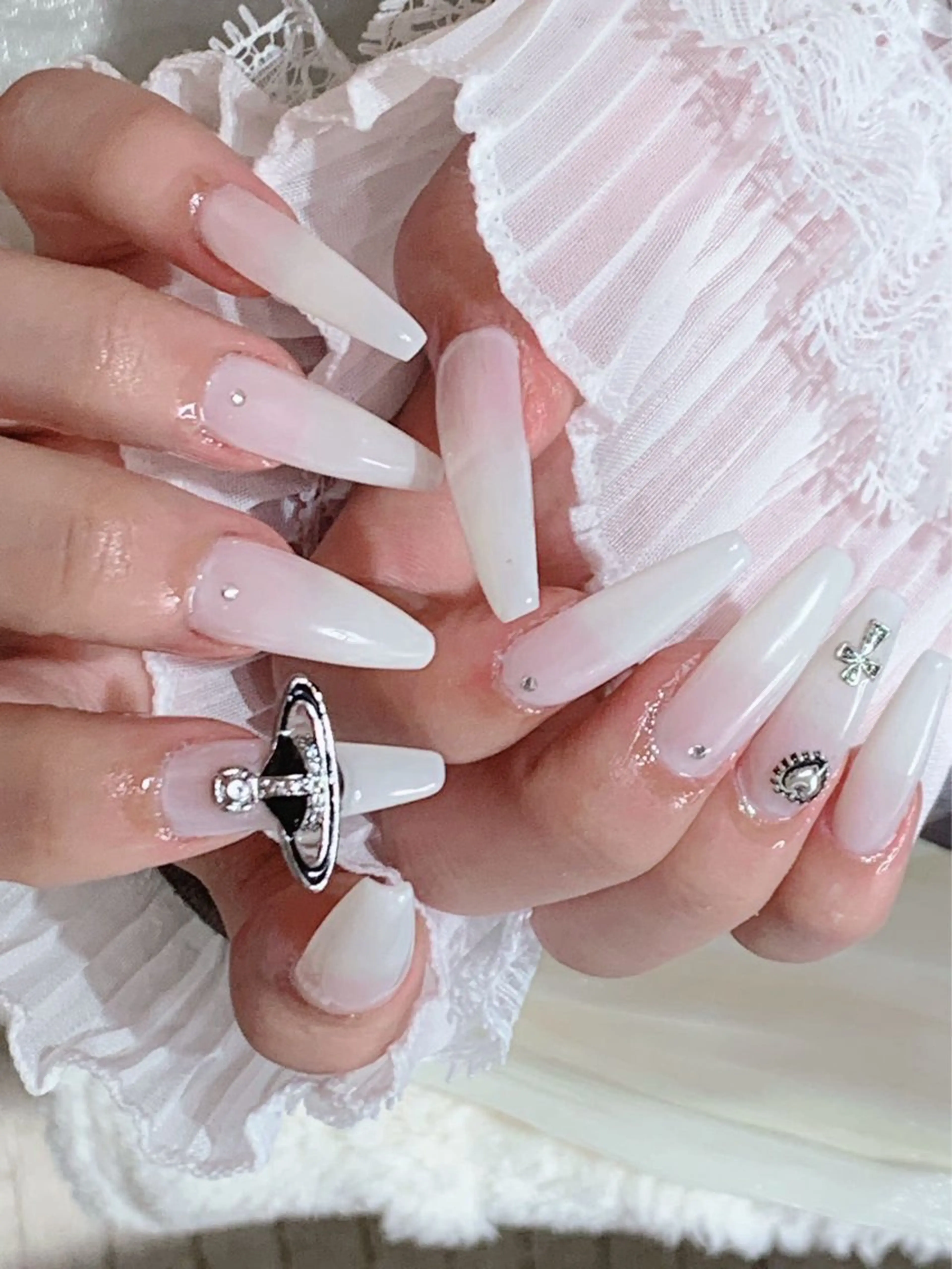 ネイル チークネイル 長さ出し フラワーネイル フレンチネイル ガーリー sun nail池袋 モデル募集のネイルデザイン