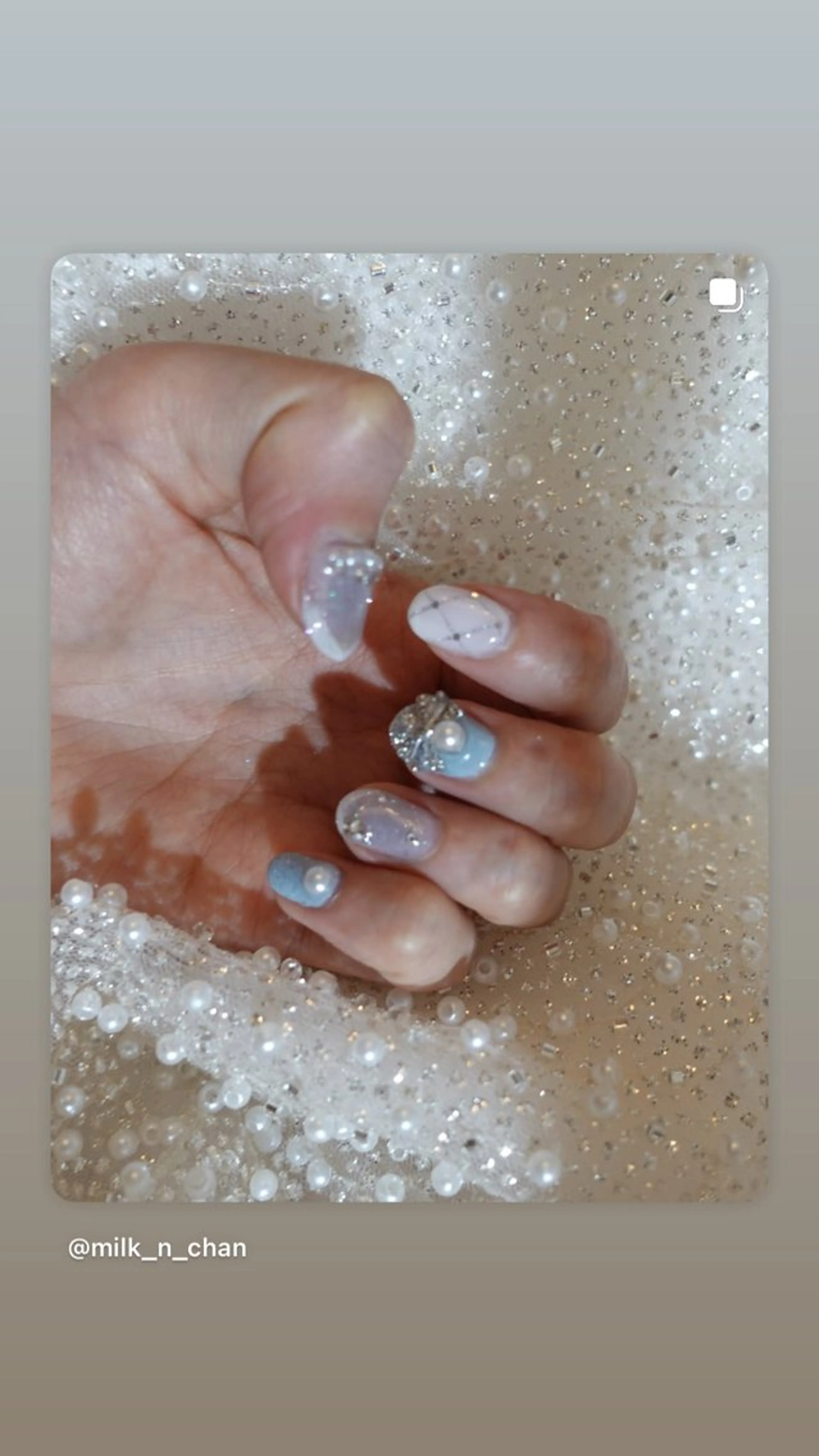 ネイル ブルー チークネイル ジェルネイル ラメ(グリッター) パラジェル ハンドネイル 岡本 友恵のネイルデザイン