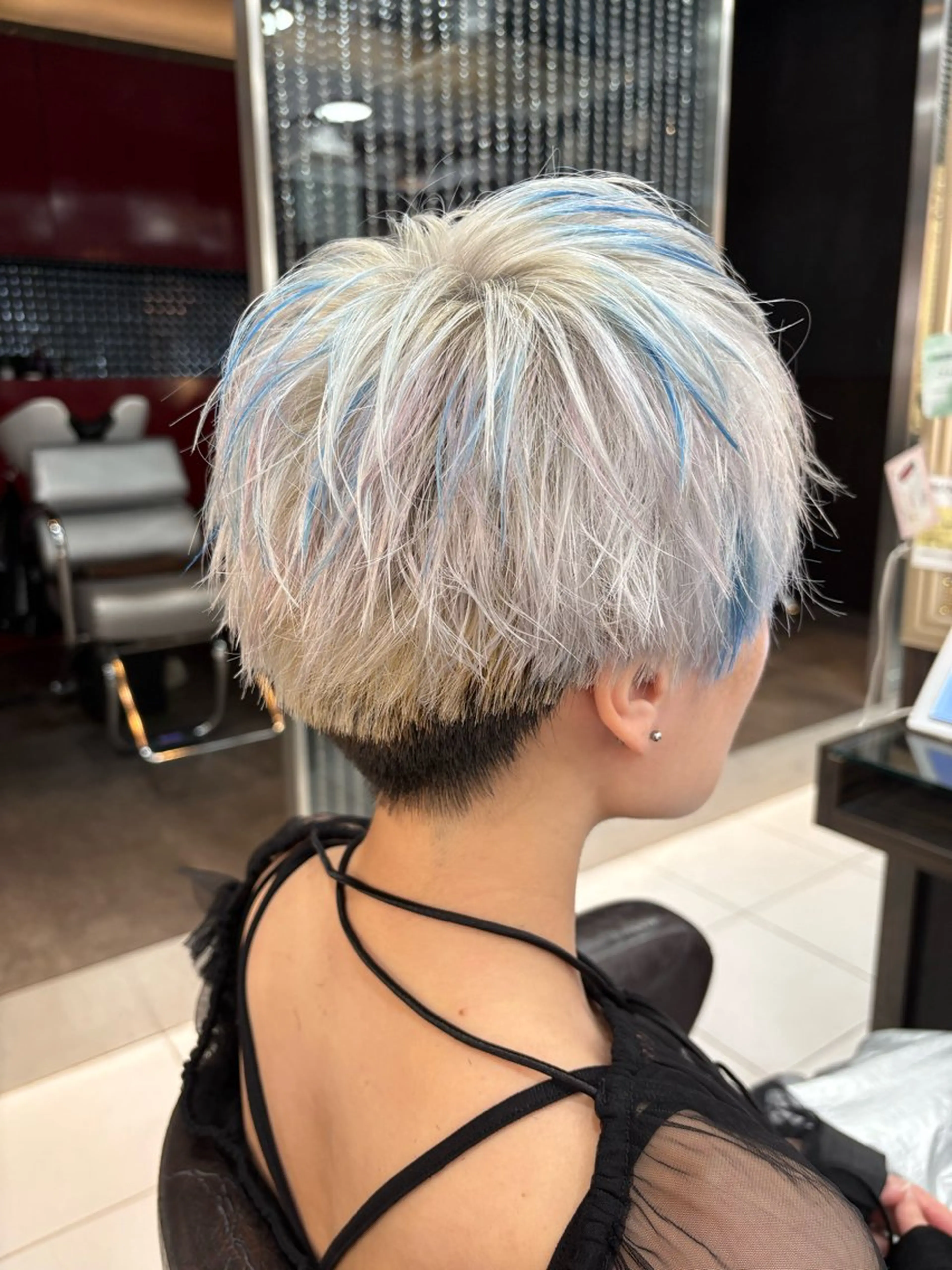 ショート カラー デザインカラー 刈り上げ ホワイト系はお任せ /ブリーチ/店長岩崎のヘアスタイル