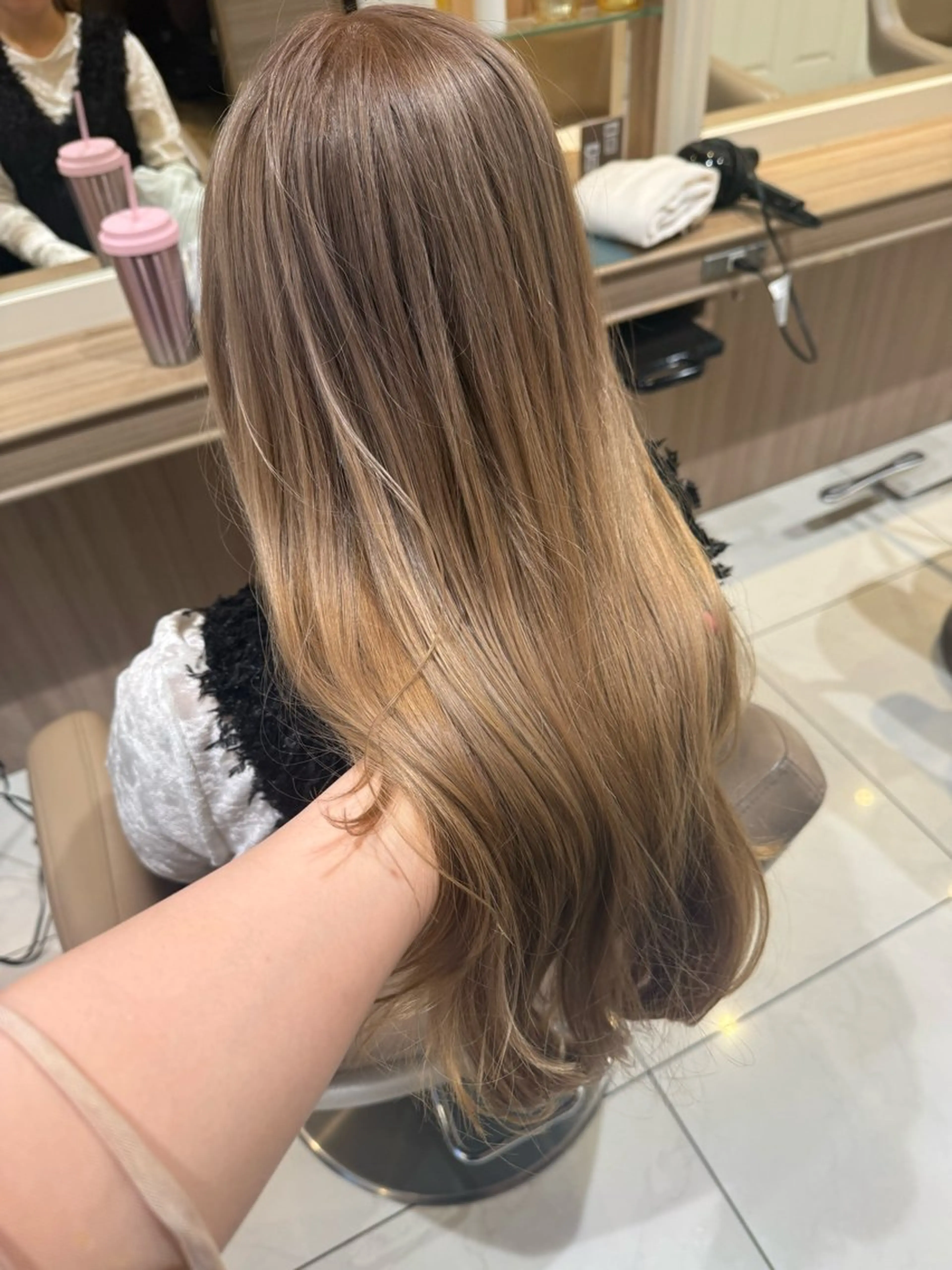 ロング カラー ヘアアレンジ ベージュカラー ブリーチ ミルクティーベージュ カット ヘアカラー トリートメント 韓国ヘアメイク🎀/ 縮毛矯正✨山本媛香のヘアスタイル