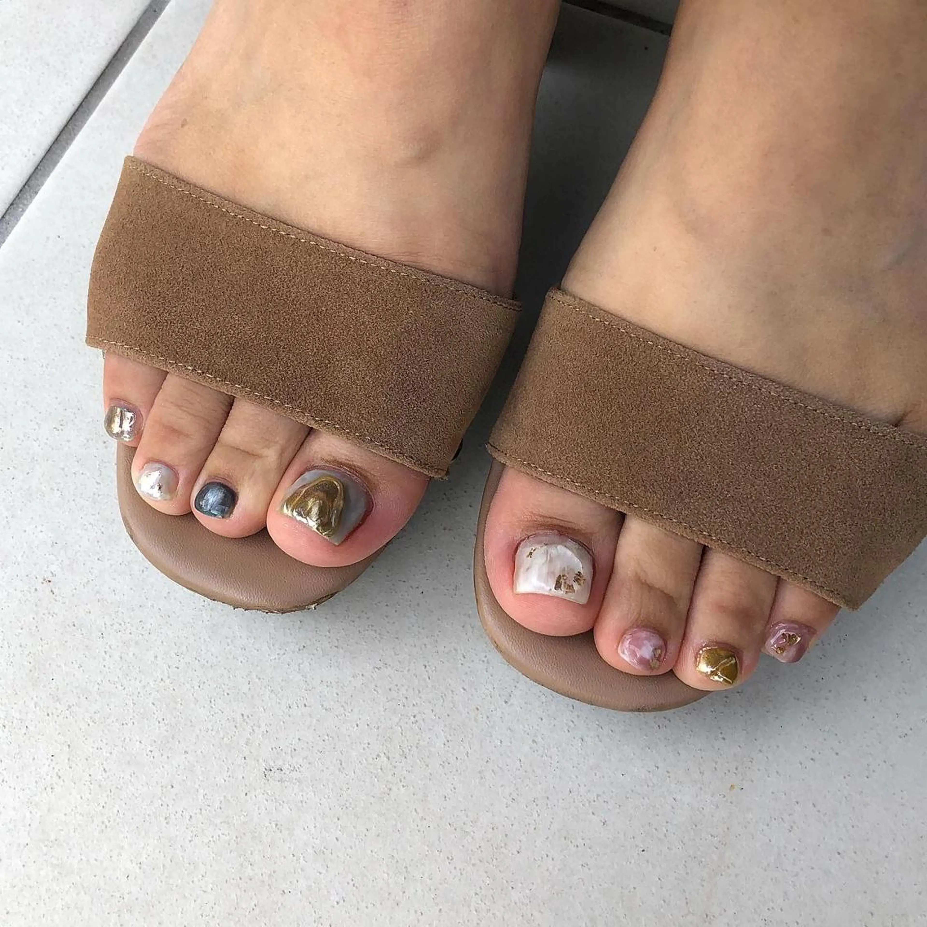足元からお洒落に！【デザイン自由　ニュアンスネイル🌈】フット　オフありの写真