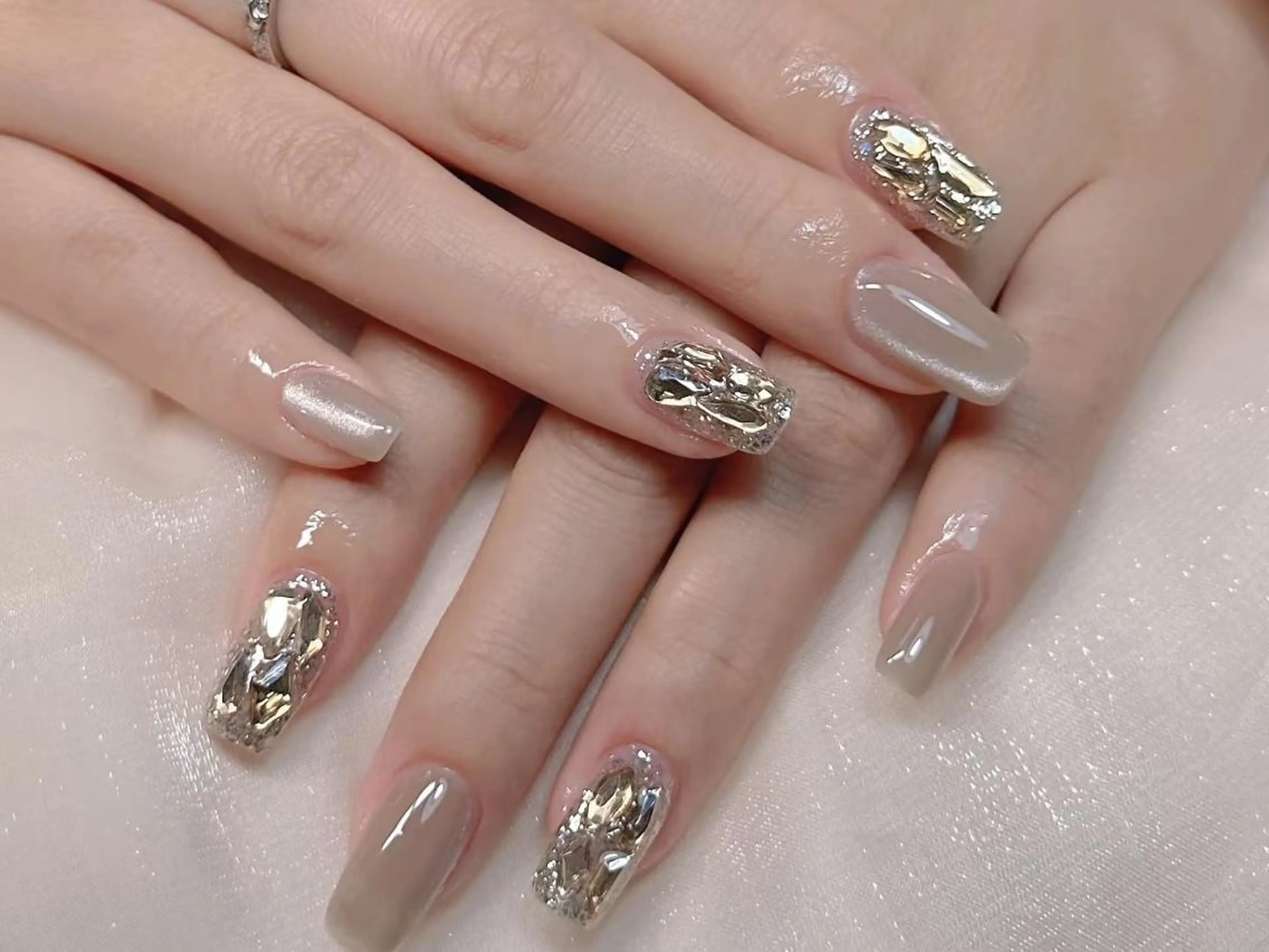 【初回ジェルオフ無料 】🎀ワンカラー+⭐️2個パーツ無料or2本✨埋め尽くし5300【ケア込み】の写真