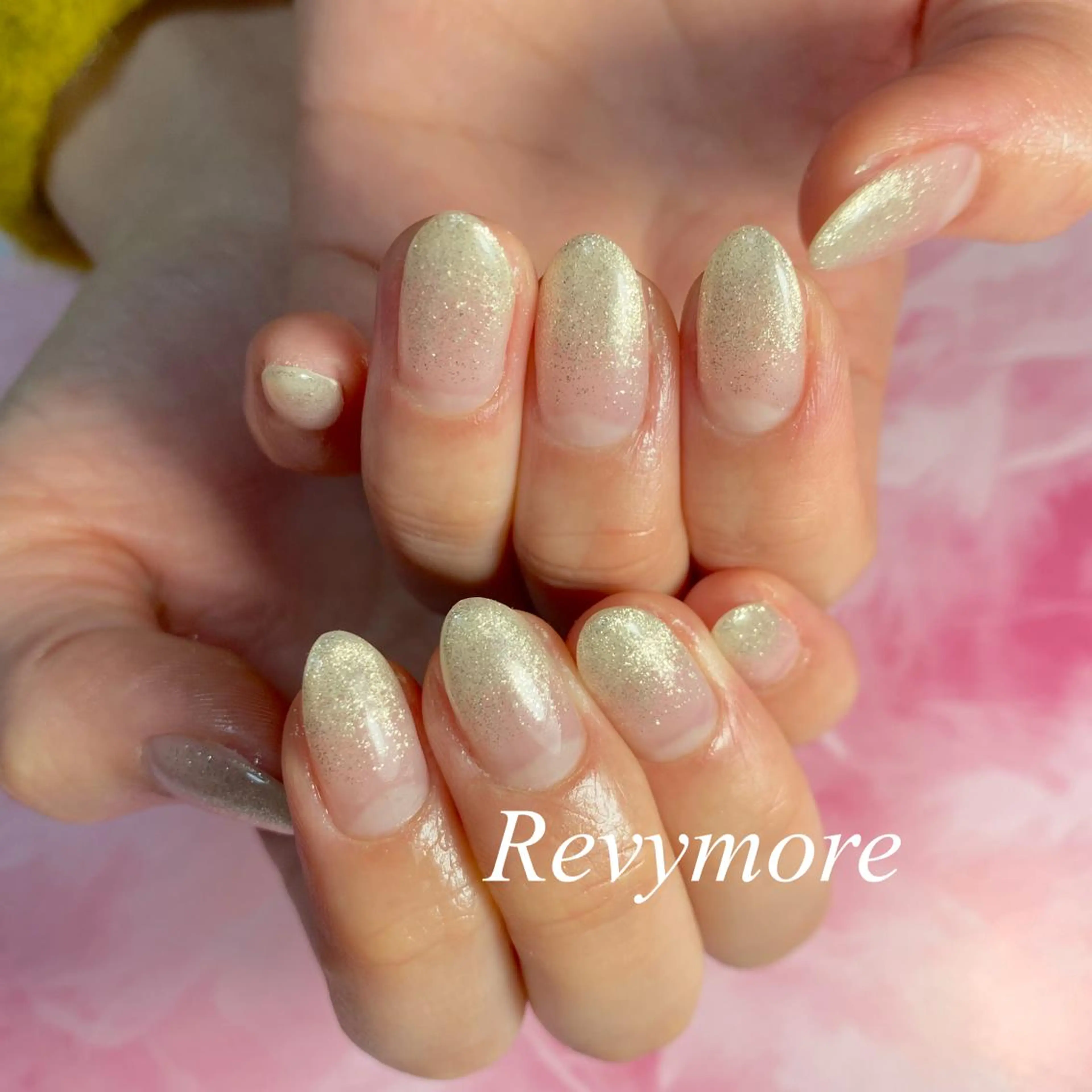 ミディアム ネイル ジェルネイル ゴールド グラデーション ラメ(グリッター) ラメグラデーション nail salon Revymoreのネイルデザイン