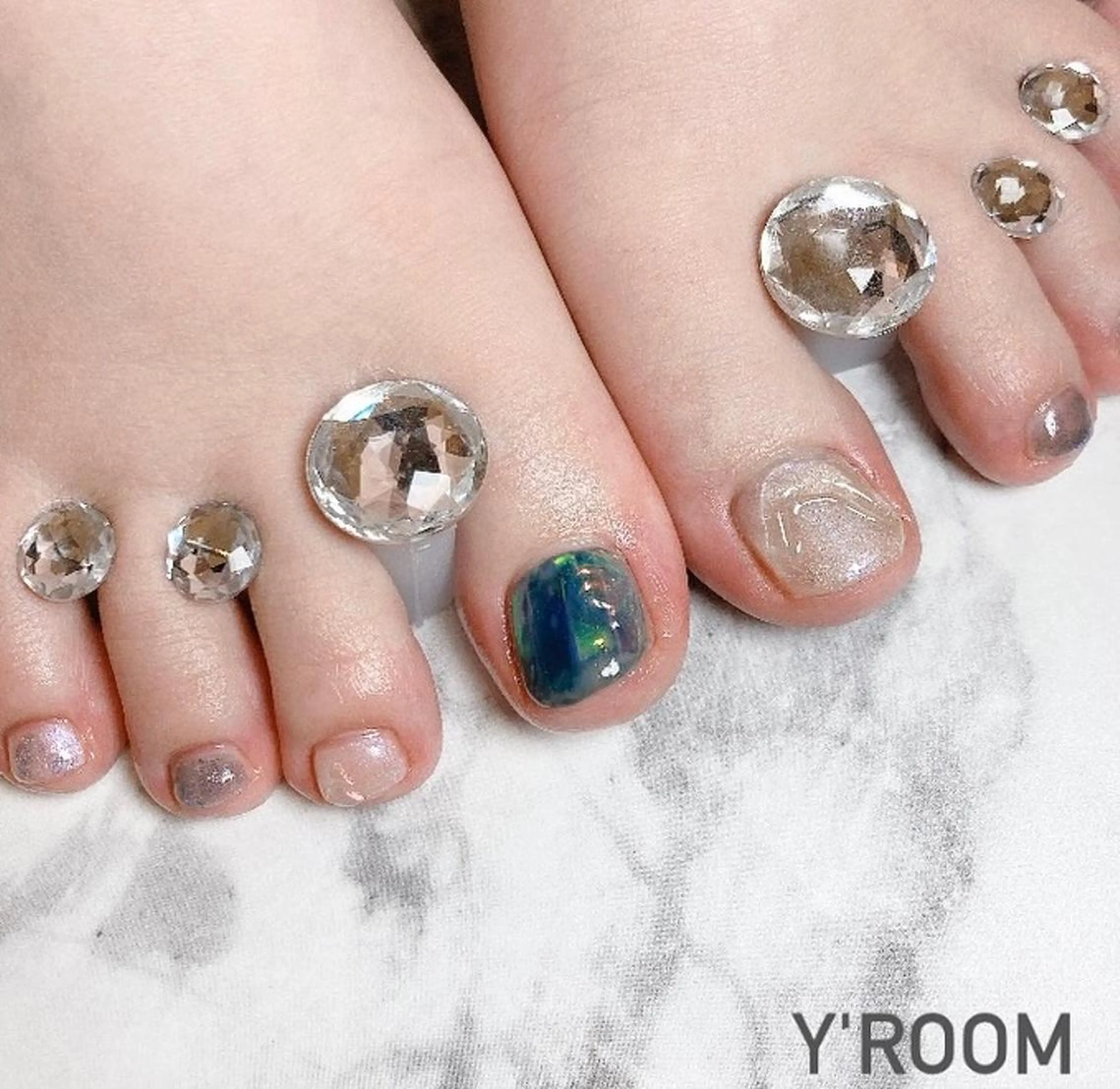 ネイル オーロラネイル フラッシュネイル フットネイル ジェルネイル 氷ネイル・うるうるネイル YUKA （ネイリスト）のネイルデザイン