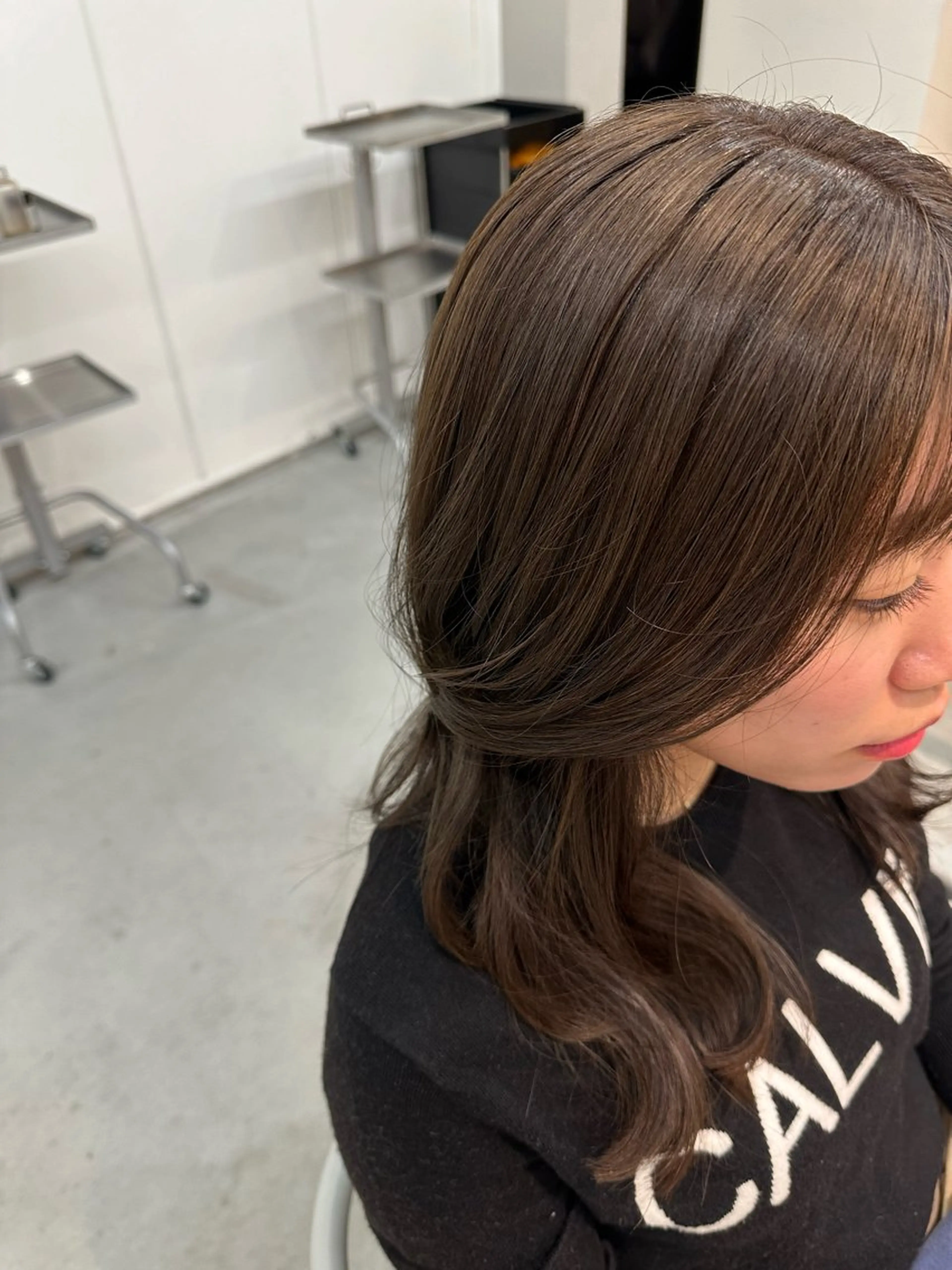 セミロング カラー アッシュ アッシュグレー アッシュグレージュ グレージュ ヘアカラー 松本 莉央のヘアスタイル