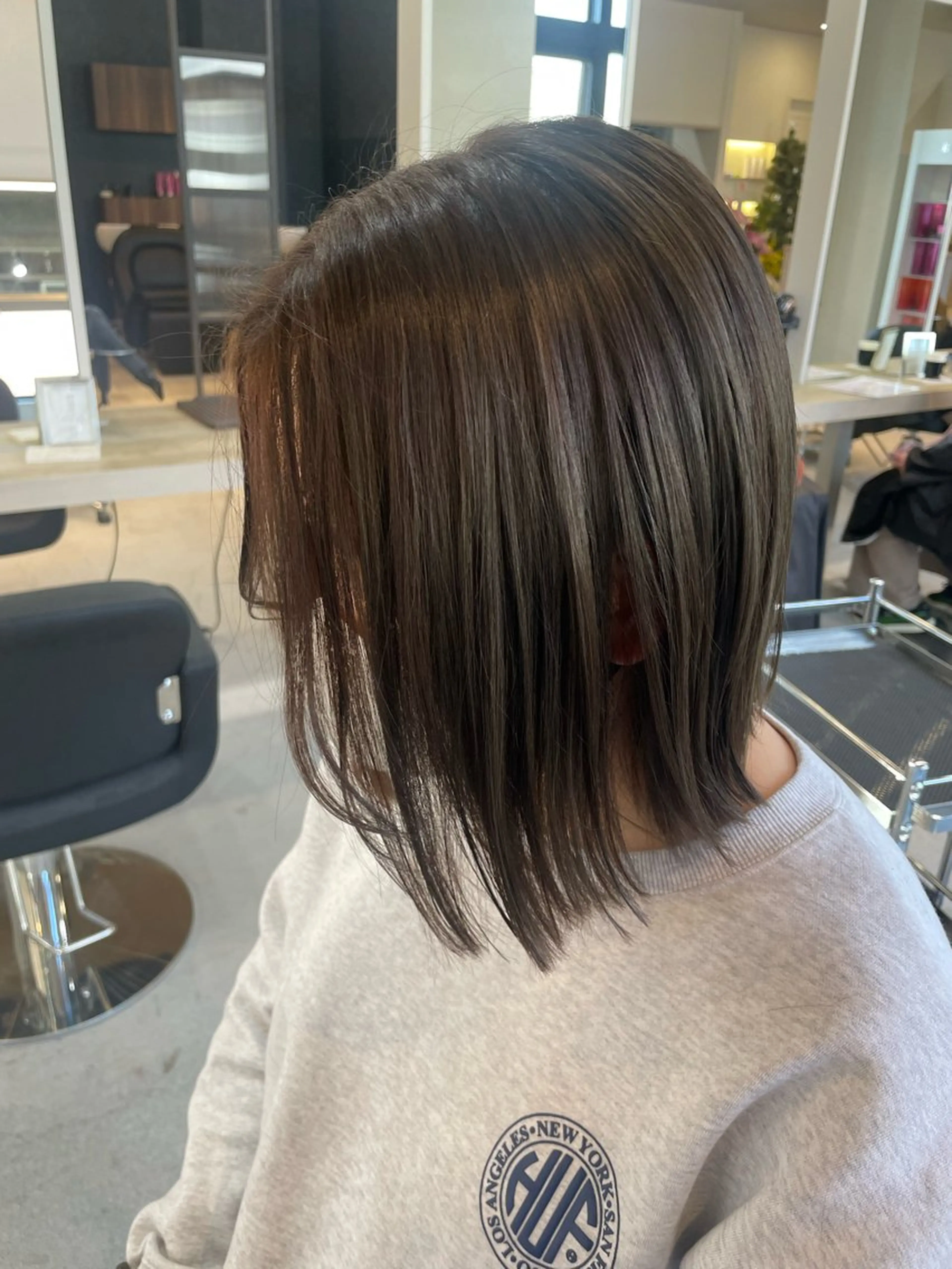 ミディアム カラー AKI 🐉のヘアスタイル