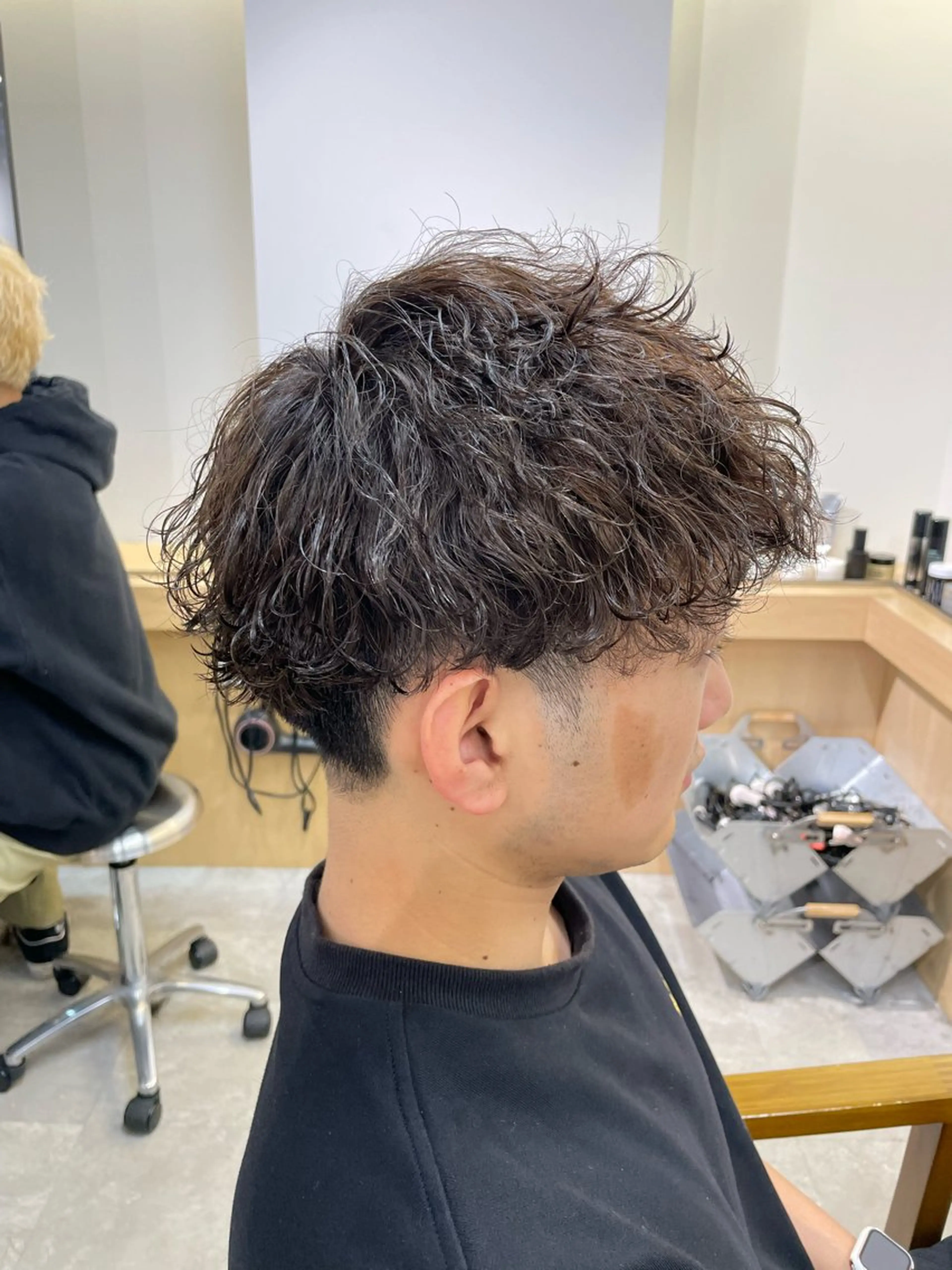 ショート カラー パーマ メンズ 波巻きパーマ カット パーマ マエダ リョウのヘアスタイル