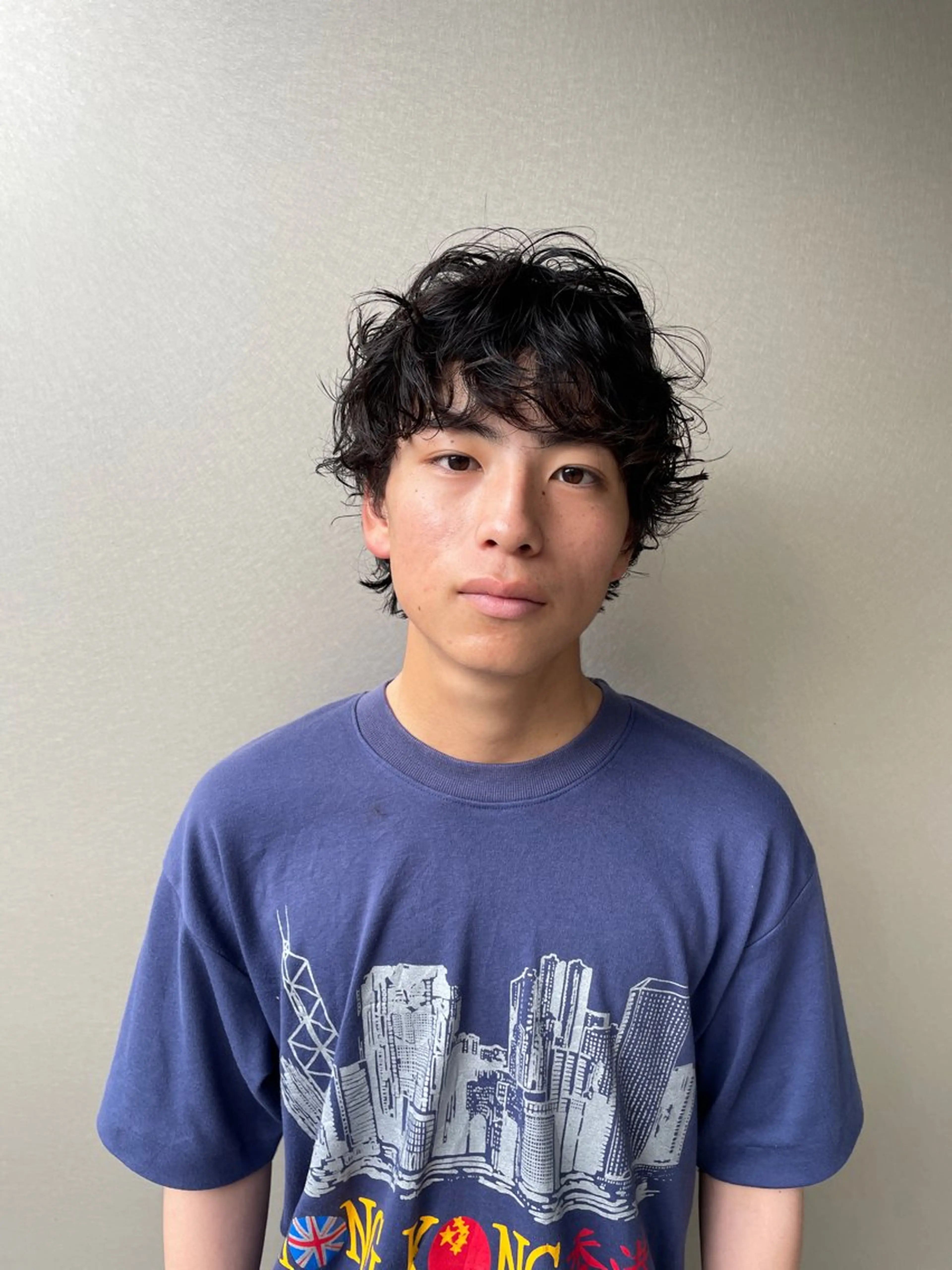 ショート パーマ メンズ 曲がる縮毛矯正 センターパートのヘアスタイル