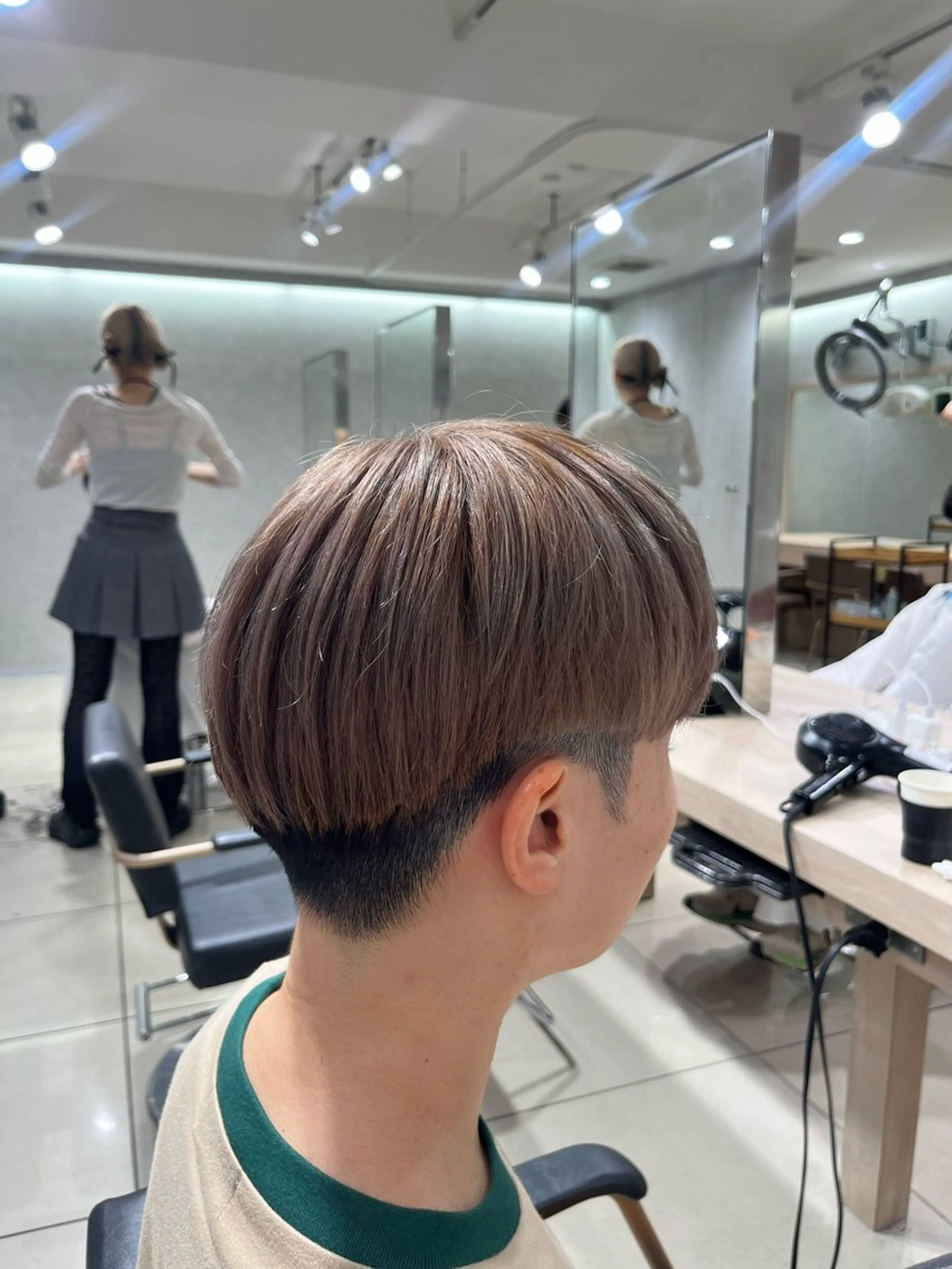 ショート カラー ベージュカラー ブリーチ ミルクティーベージュ カット ヘアカラー 巖本 真希のヘアスタイル