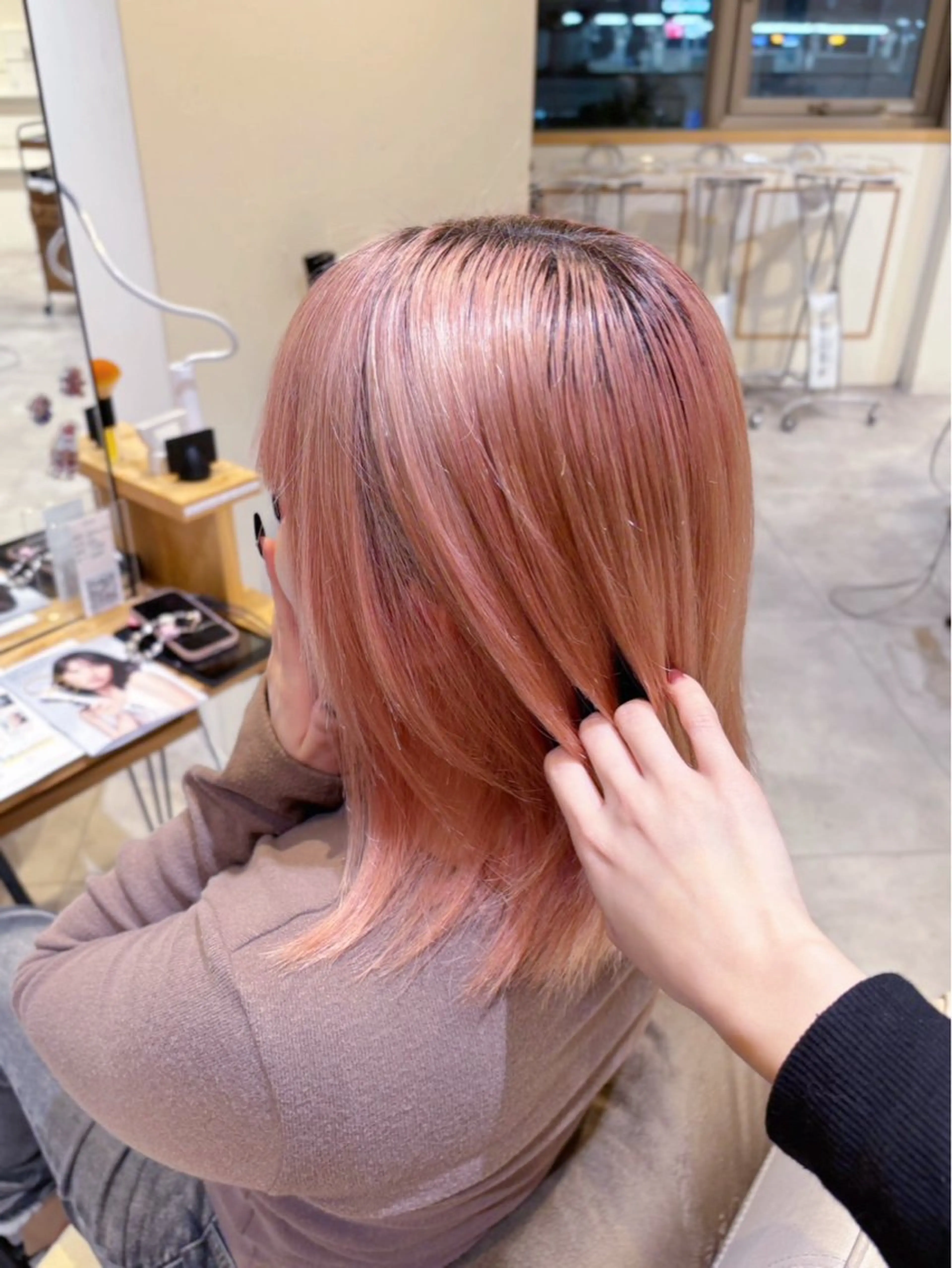 ミディアム カラー ブリーチ ピンクカラー ヘアカラー 南上 野々佳のヘアスタイル