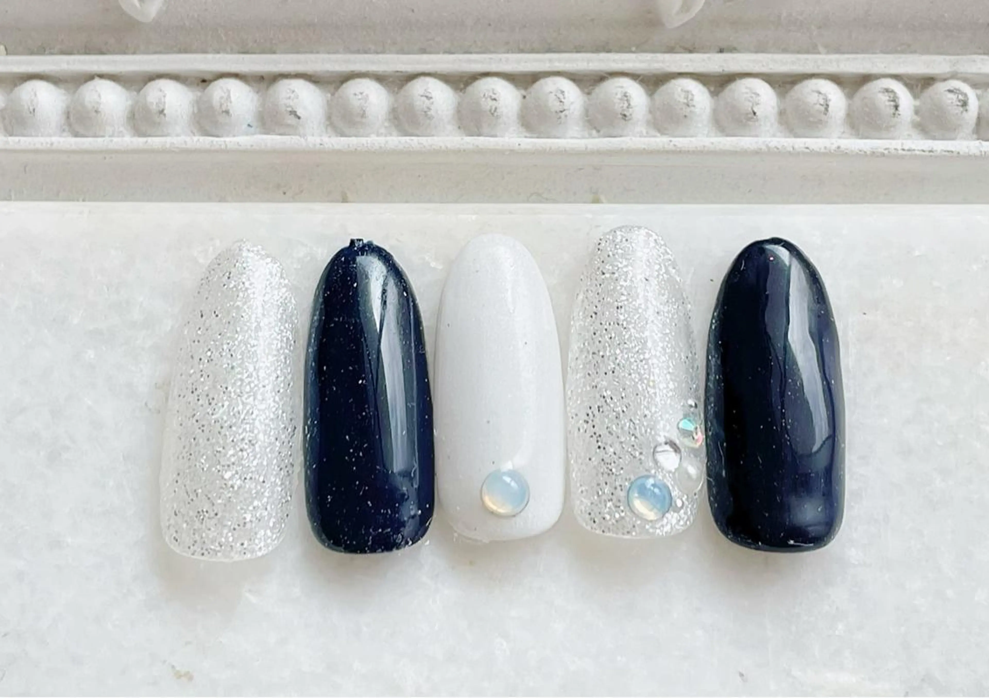 ネイル ジェルネイル キラキラネイル ネイビー パラジェル ハンドネイル Satomi  のネイルデザイン