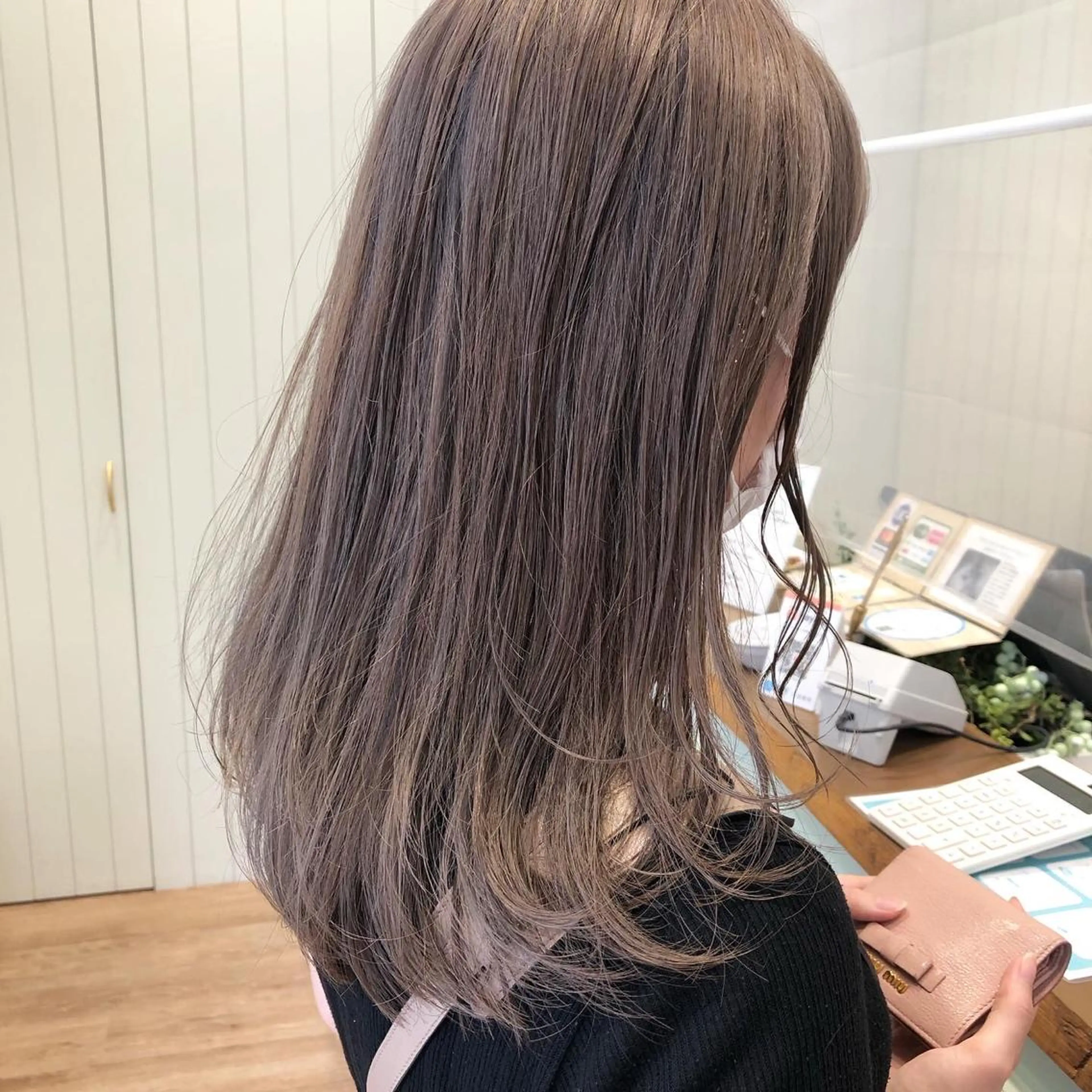 セミロング カラー ベージュカラー ブリーチ ケアブリーチ ミルクティーベージュ ケアブリーチ 坪井佑樹のヘアスタイル