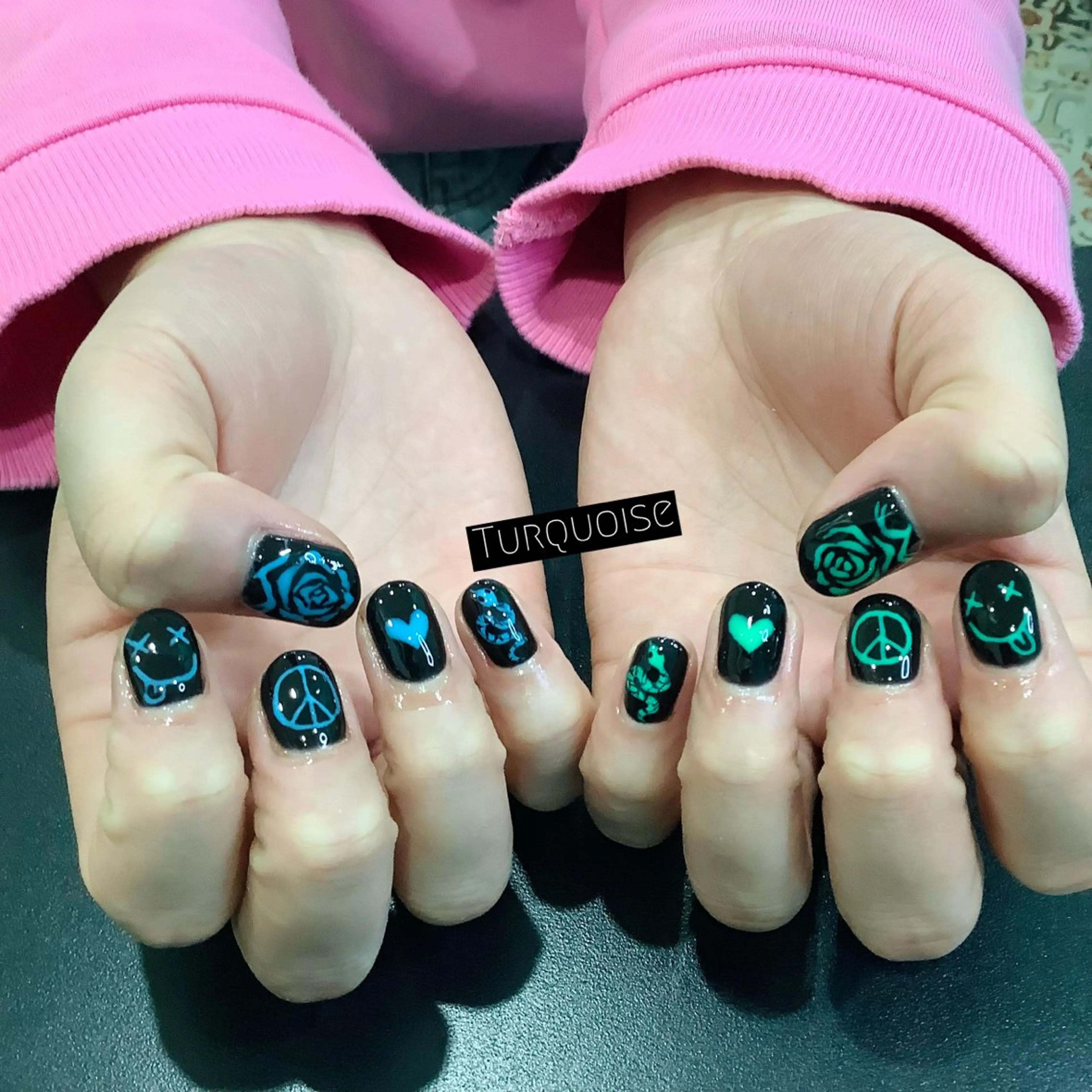 ネイル ハンドネイル ハンドケア 個性派ネイルサロン 💅🏼ターコイズのネイルデザイン