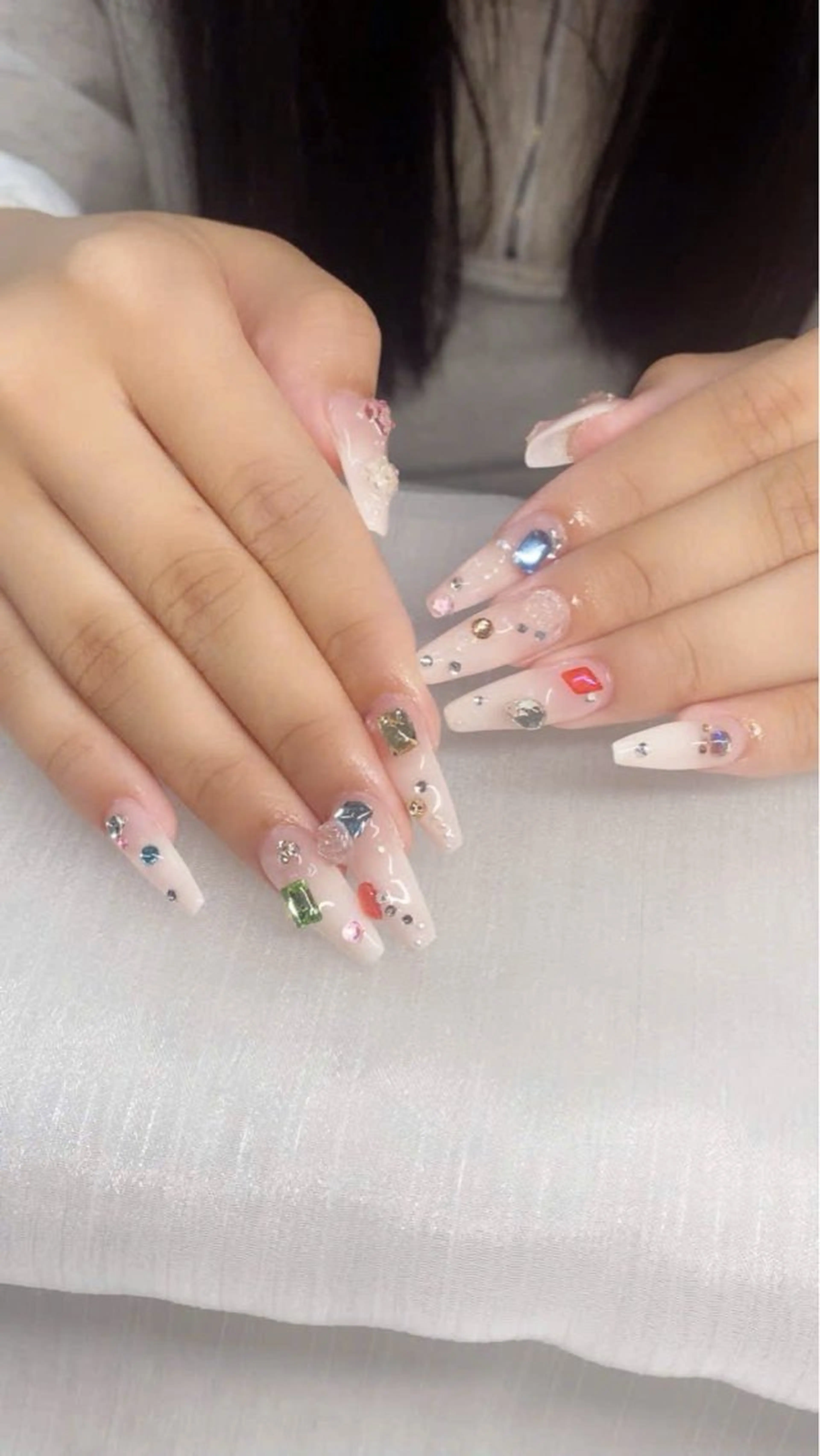 ネイル フレンチネイル グラデーション キラキラネイル 韓国ネイル マグネットネイル ハンドネイル ハンドケア Hara Nail 【パラジェル使用】のネイルデザイン