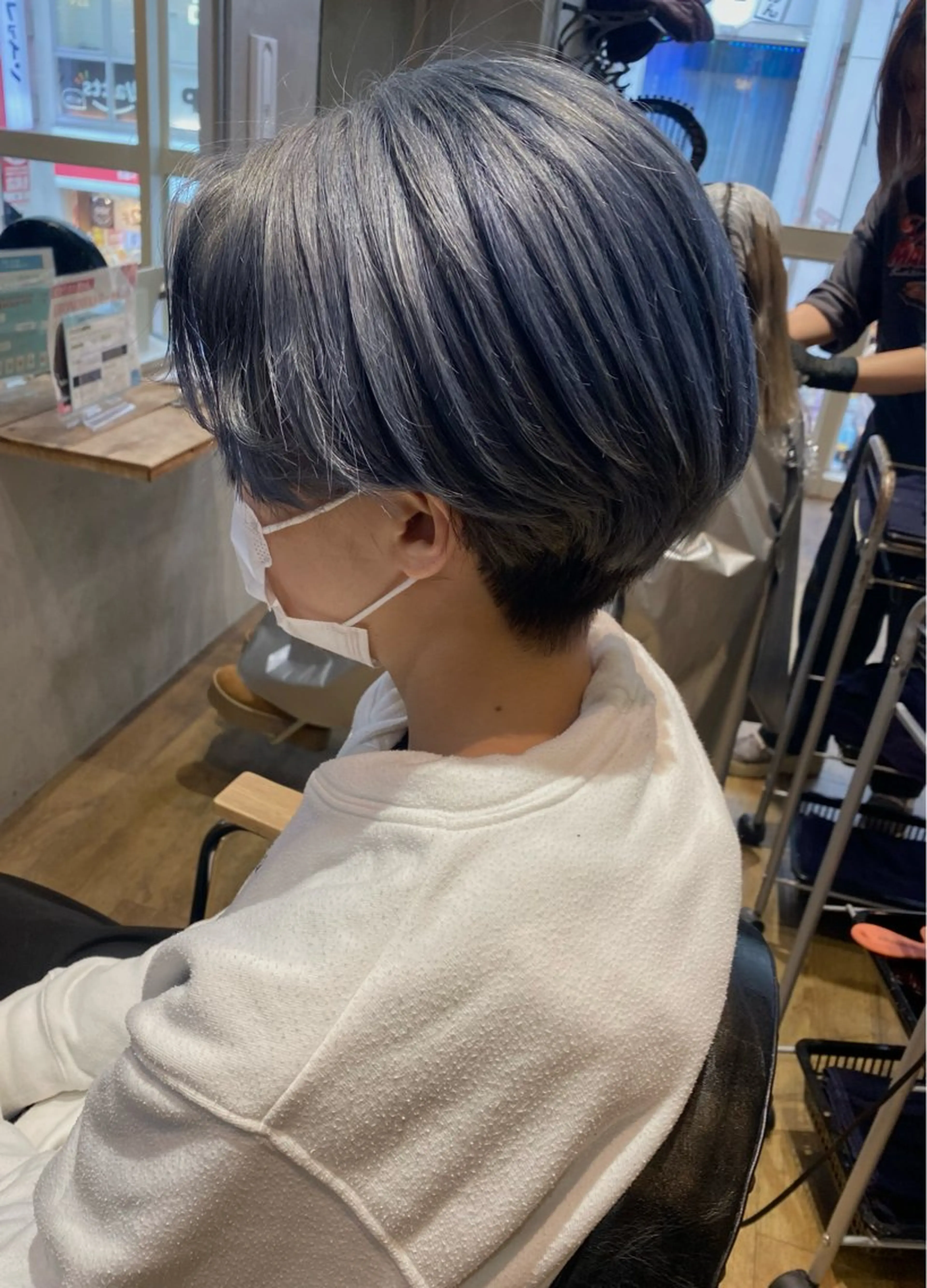 ショート アッシュ ヘアカラー 井上 麻帆のヘアスタイル