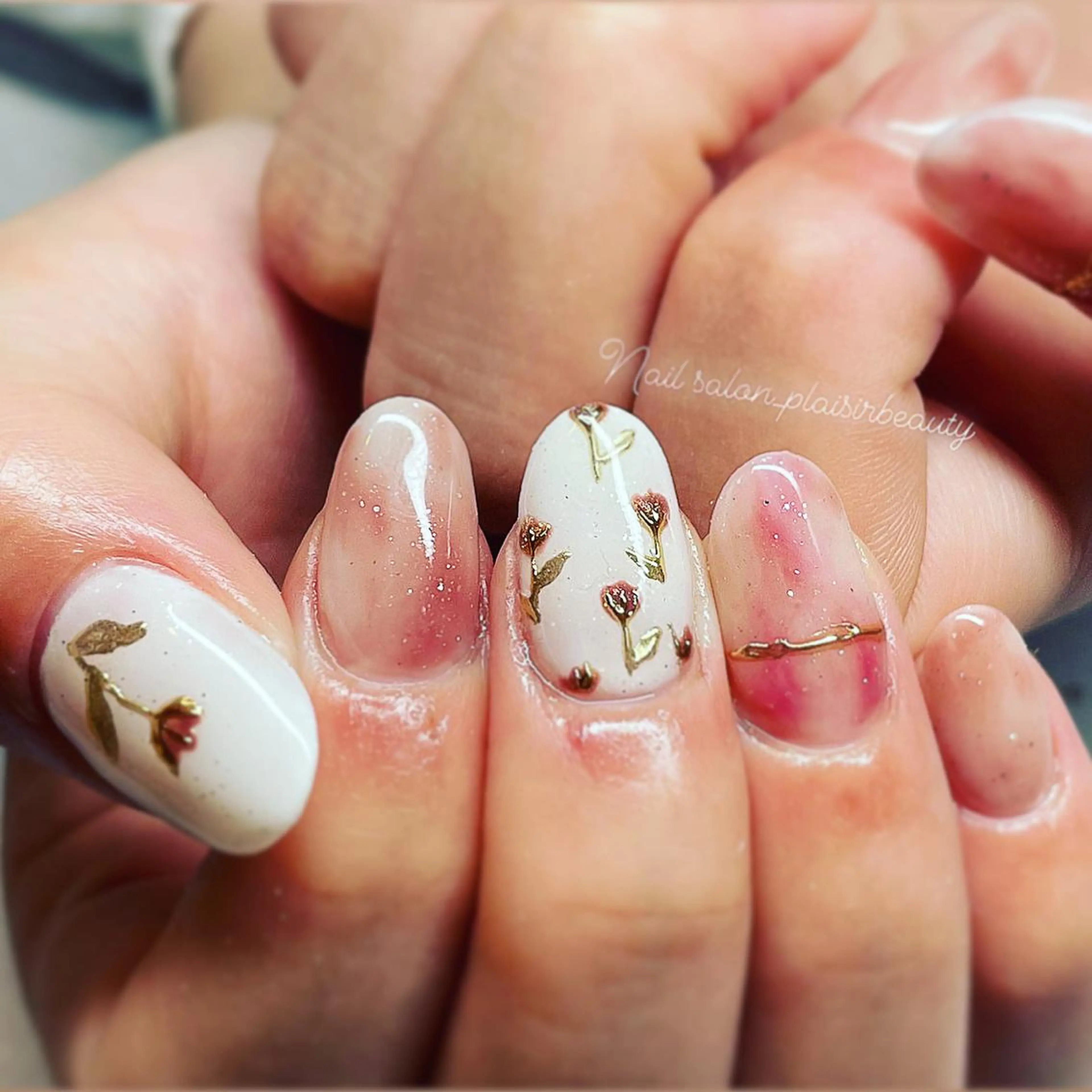 ネイル フラワーネイル グラデーション ラメ(グリッター) ラメグラデーション ミラーネイル ハンドネイル Plaisir beautyのネイルデザイン