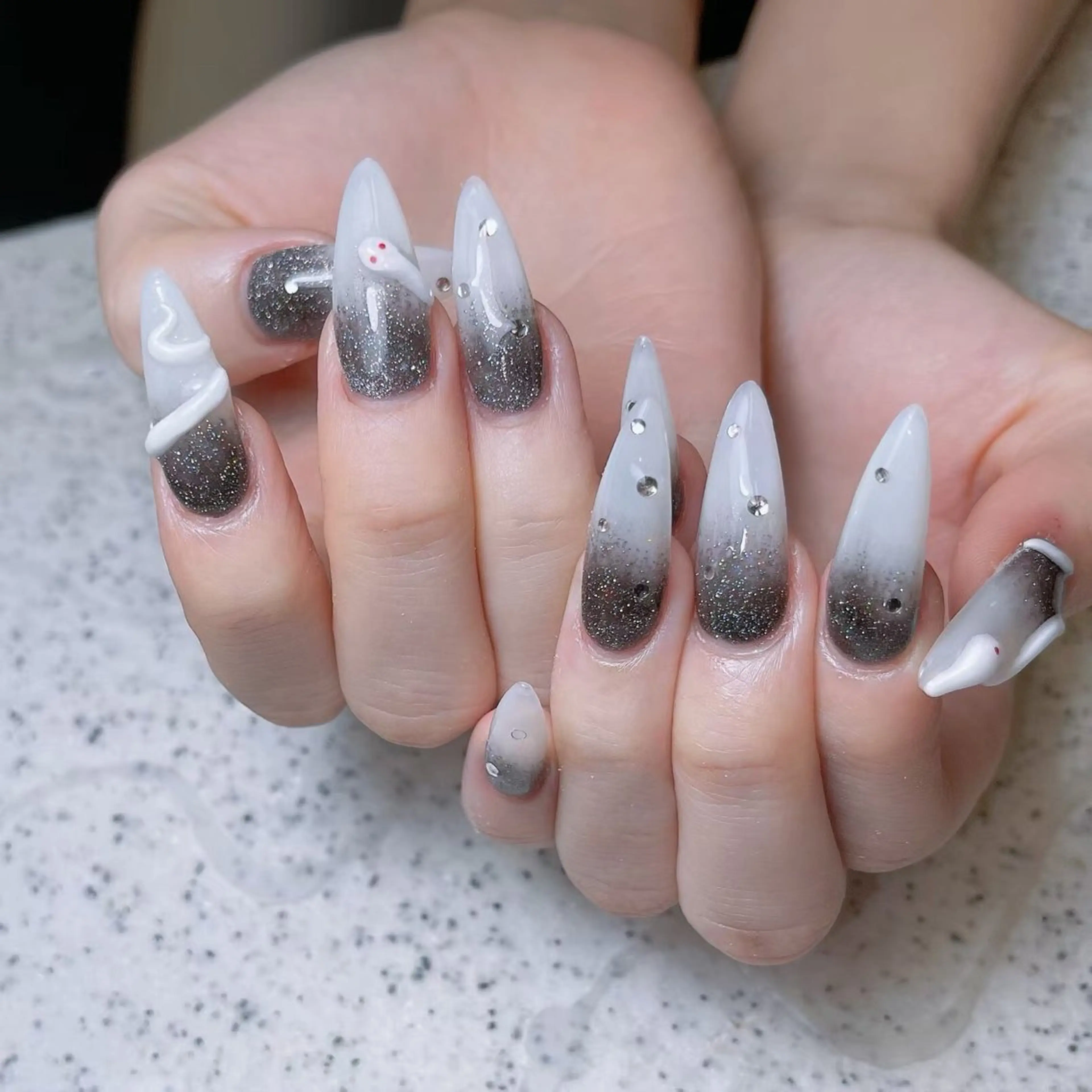 ネイル ハンドネイル Queens テイのネイルデザイン