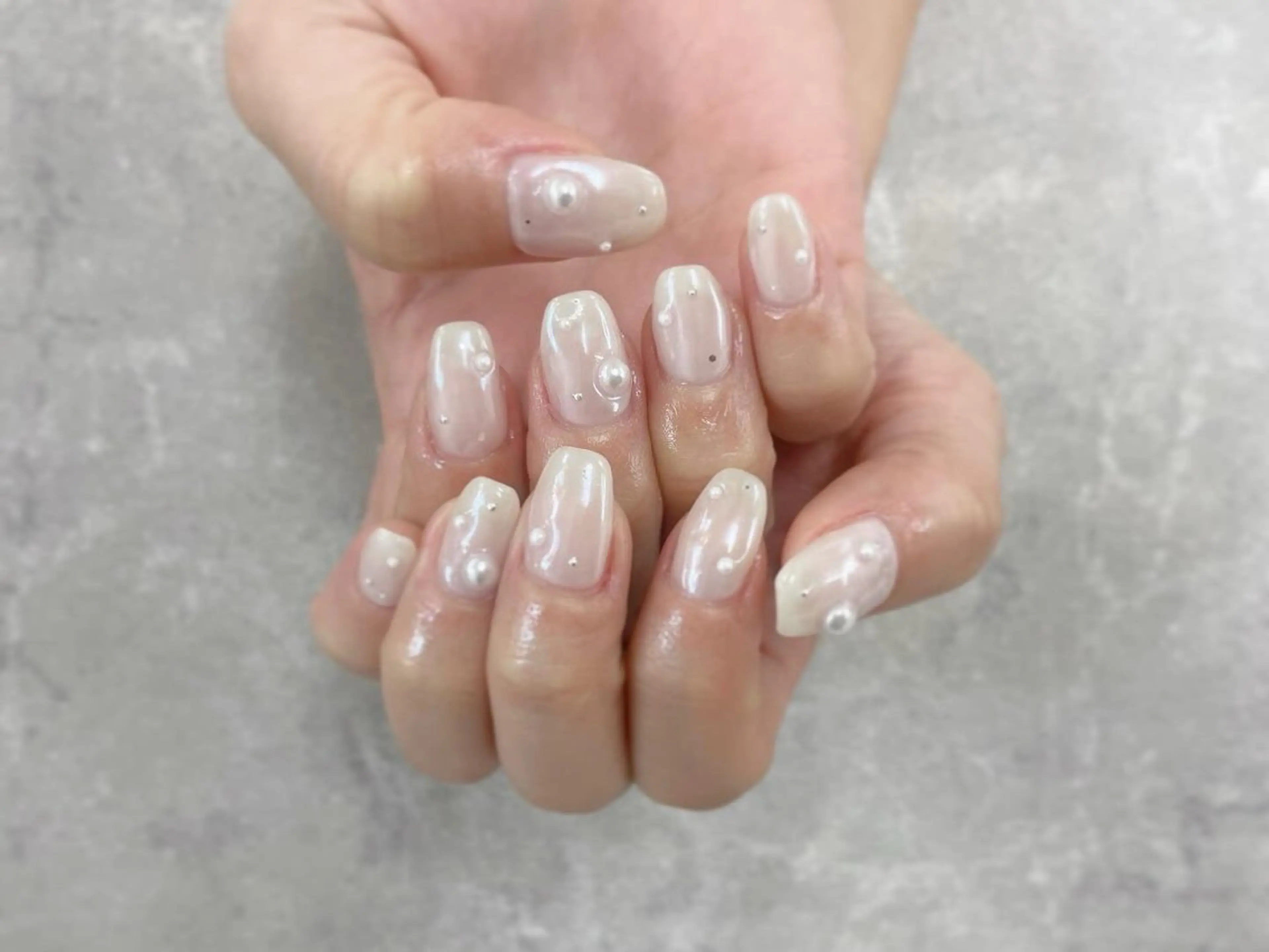 ネイル ミラーネイル スクエアネイル ストーンネイル ホワイト ハンドネイル foglia❁. ⌇imamuraのネイルデザイン